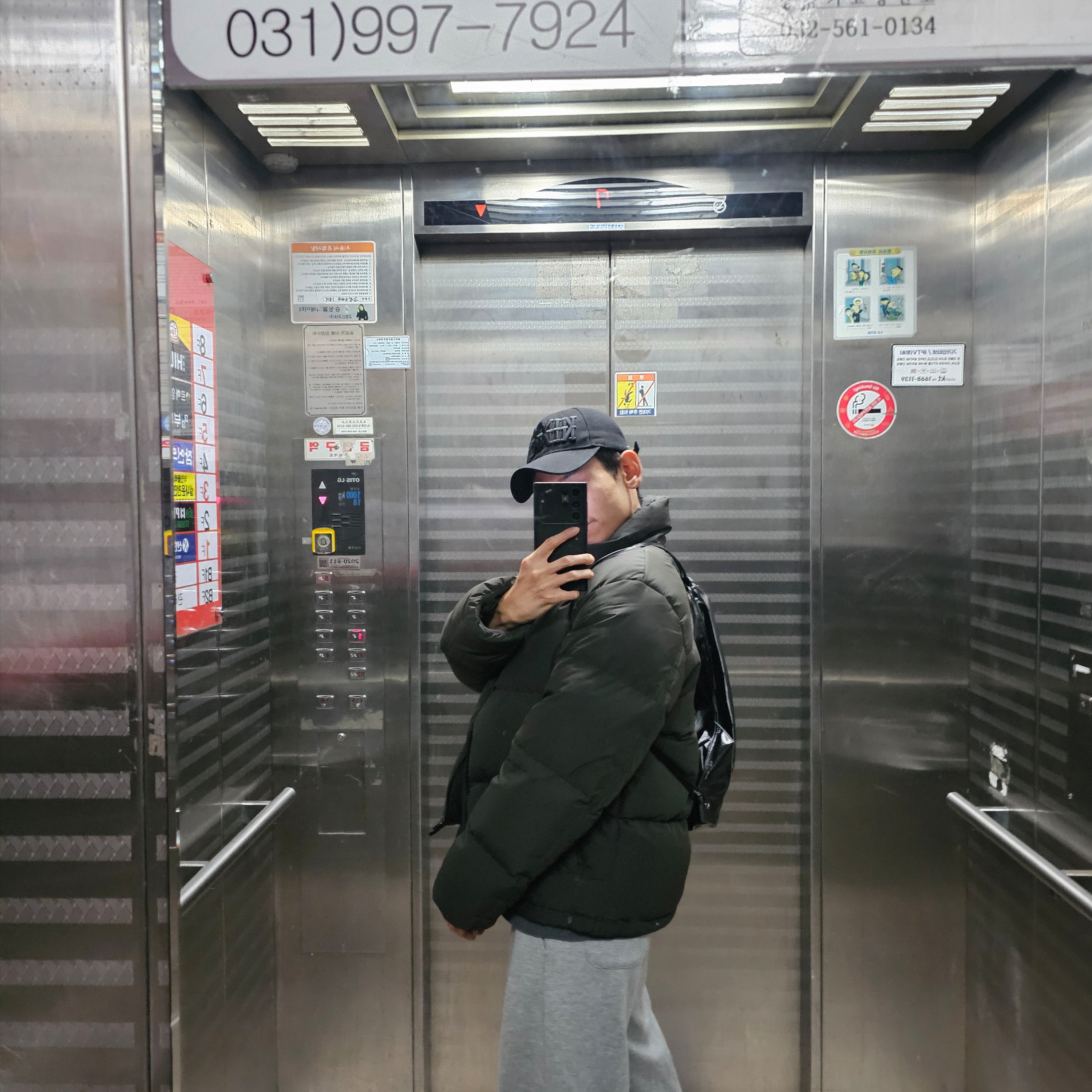 Matin Kim String Coating Backpack Black 착용 스타일