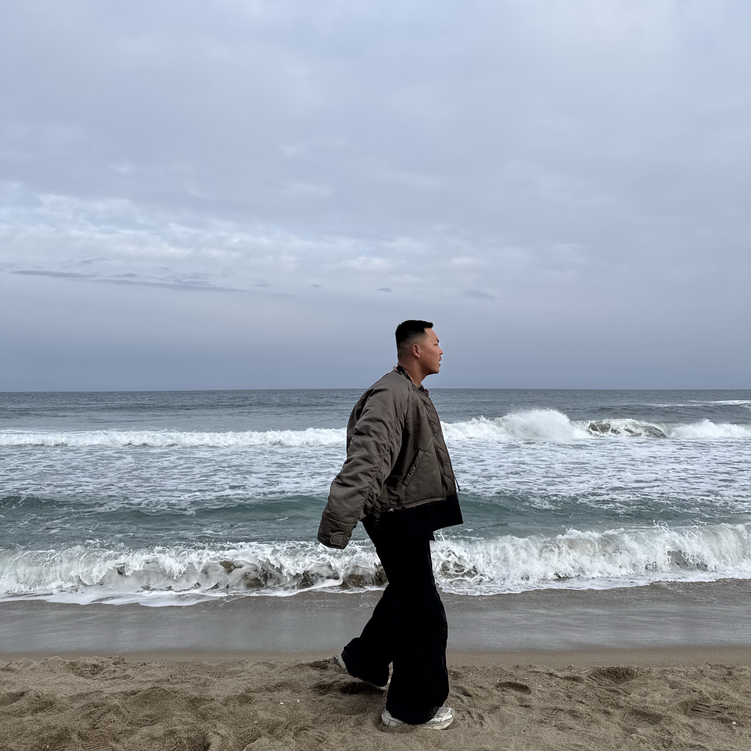 Project G/R Reconstructed Bomber Jacket Khaki, Balenciaga 3XL Sneakers Light Beige 착용 스타일 - 3