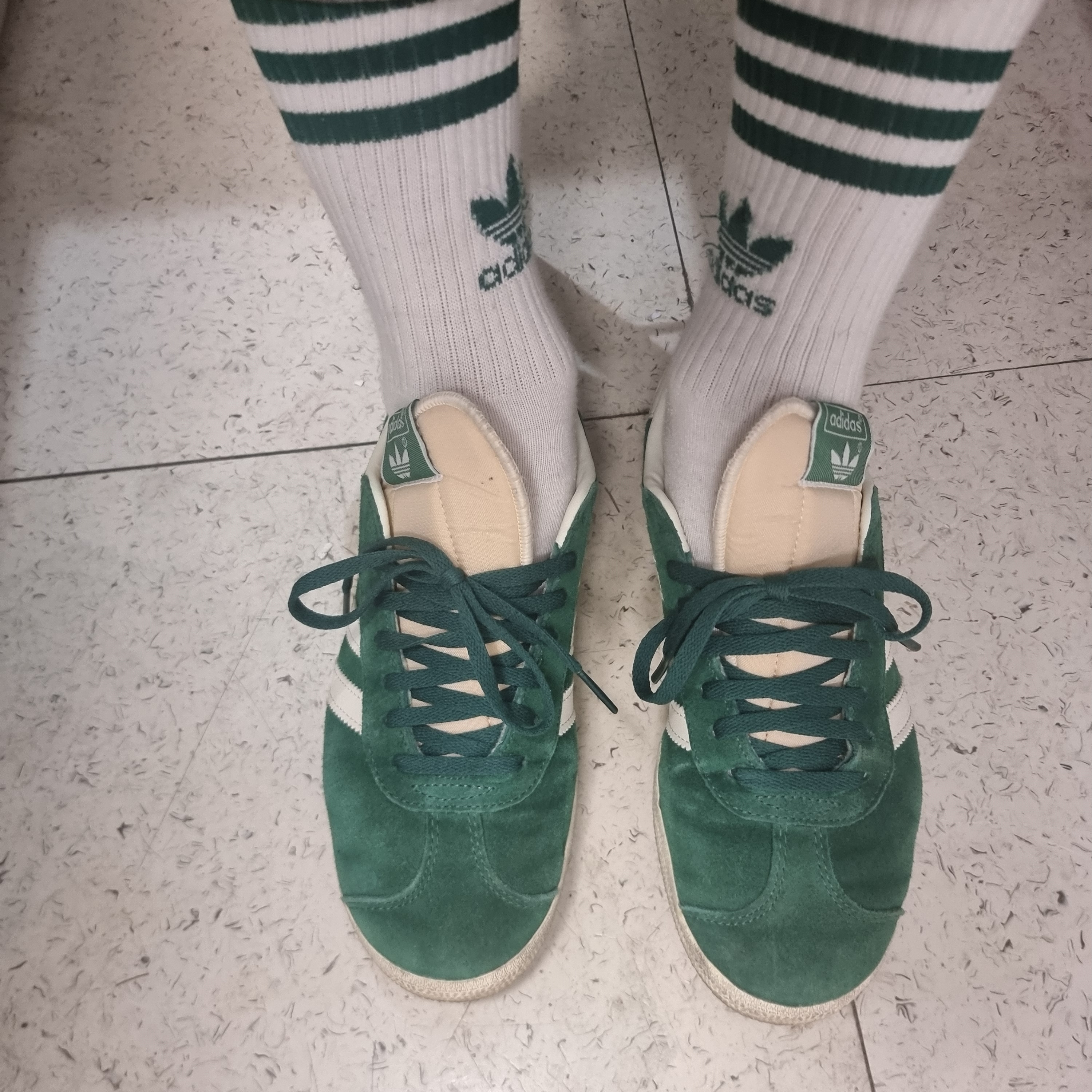 Adidas Gazelle Dark Green Cream White 착용 스타일