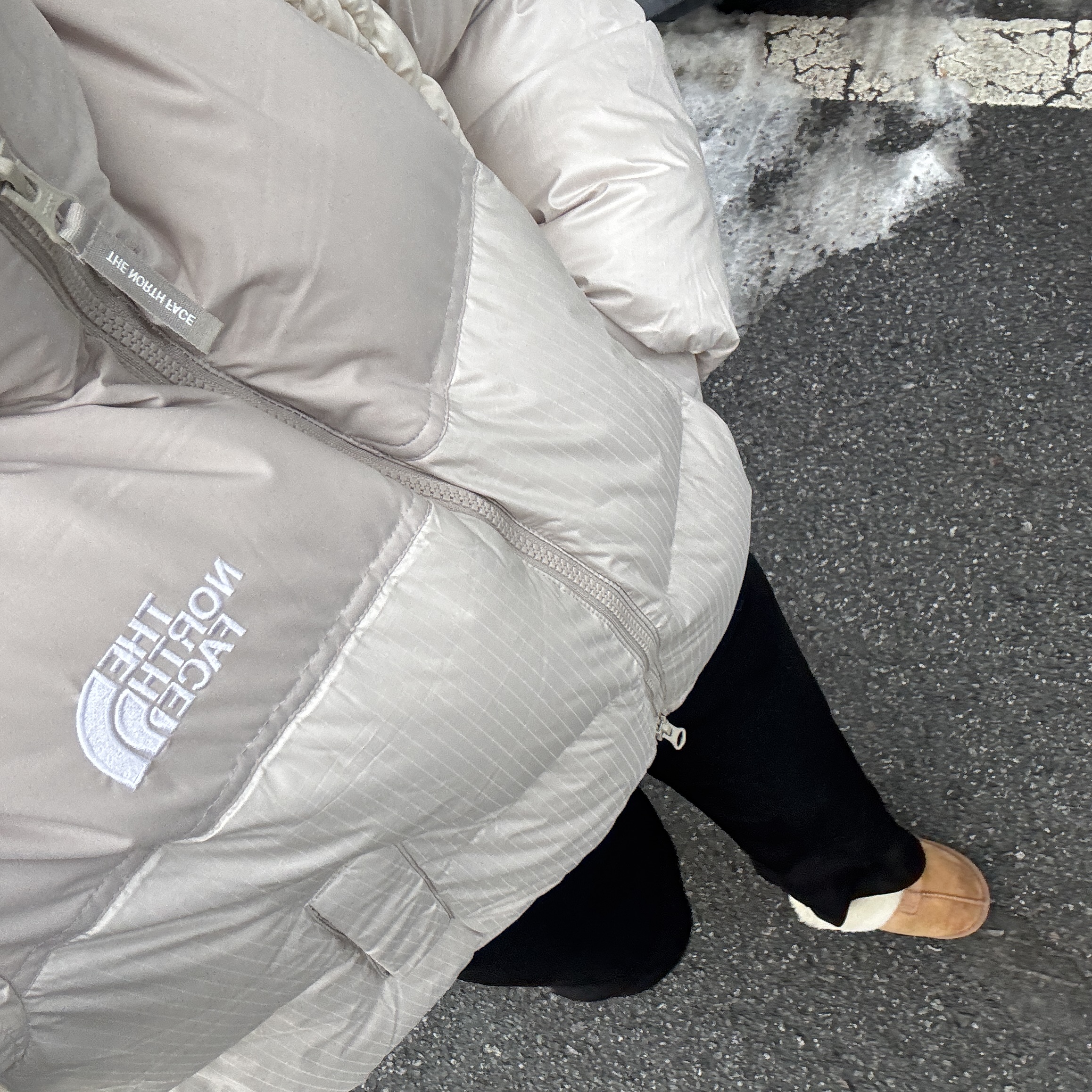 (W) The North Face White Label Novelty Nuptse Down Jacket Cream Beige 착용 스타일 - 1