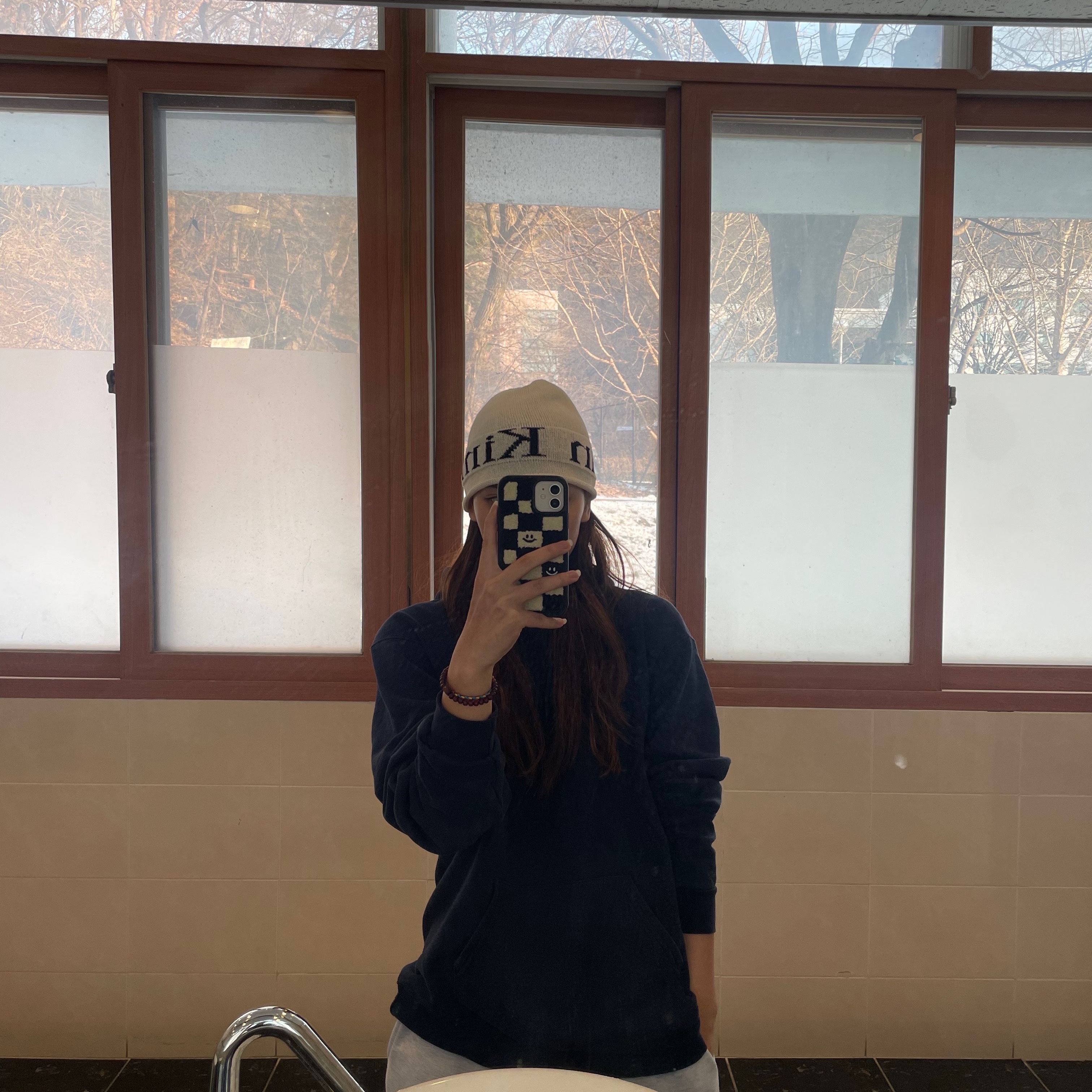 Matin Kim Logo Linen Short Beanie White 착용 스타일
