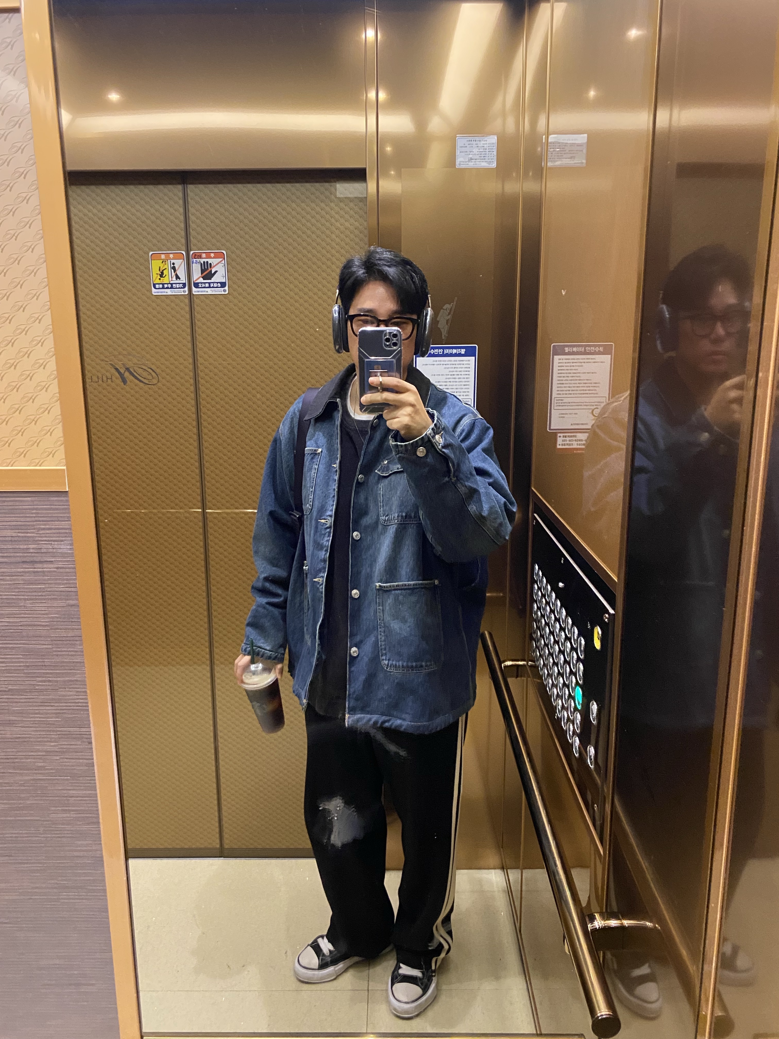 Apple AirPods Max USB C Midnight (Korean Ver.), Maison Mihara Yasuhiro Peterson OG Sole Canvas Low Sneakers Black 착용 스타일