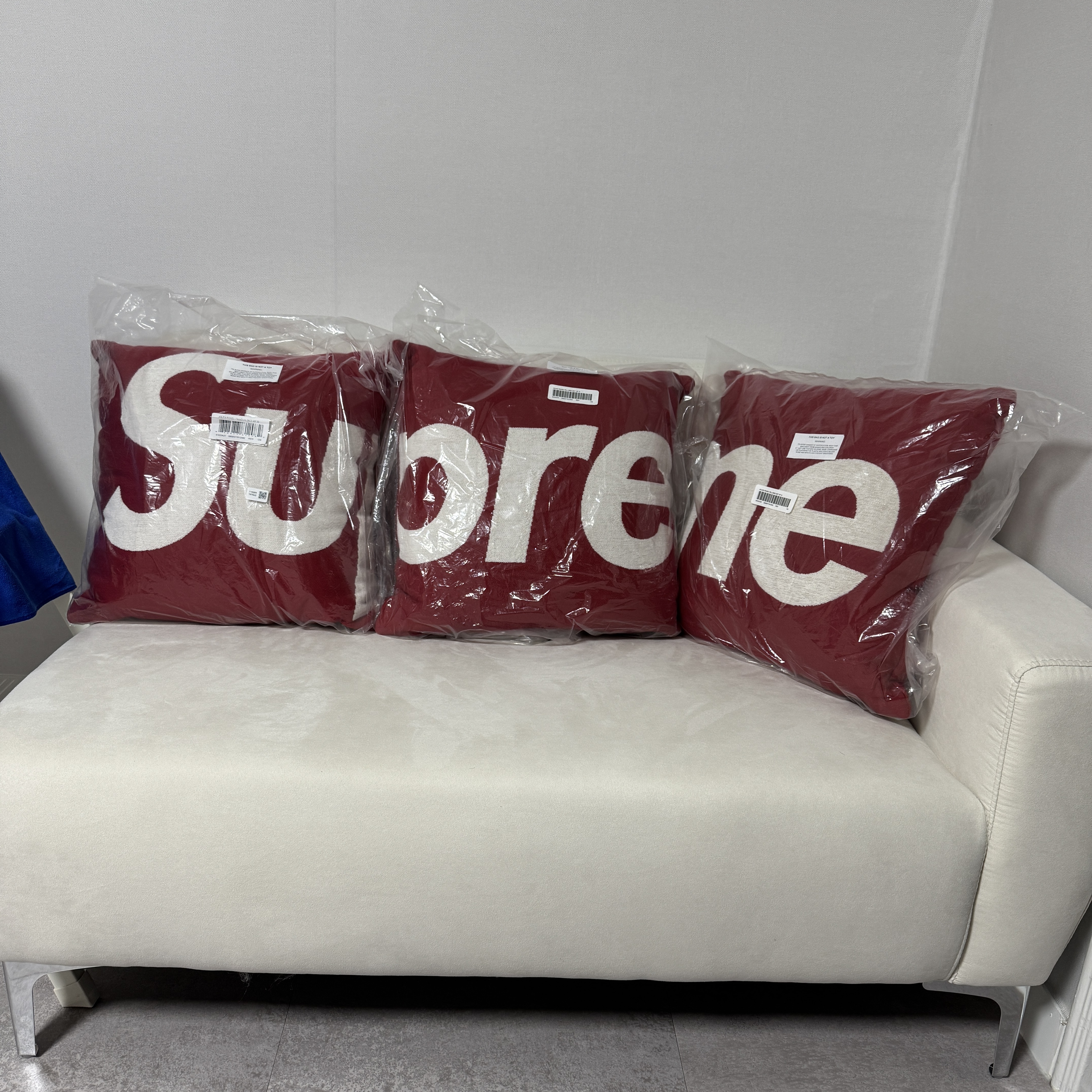 Supreme x Jules Pansu Pillows Red (Set of 3) 착용 스타일