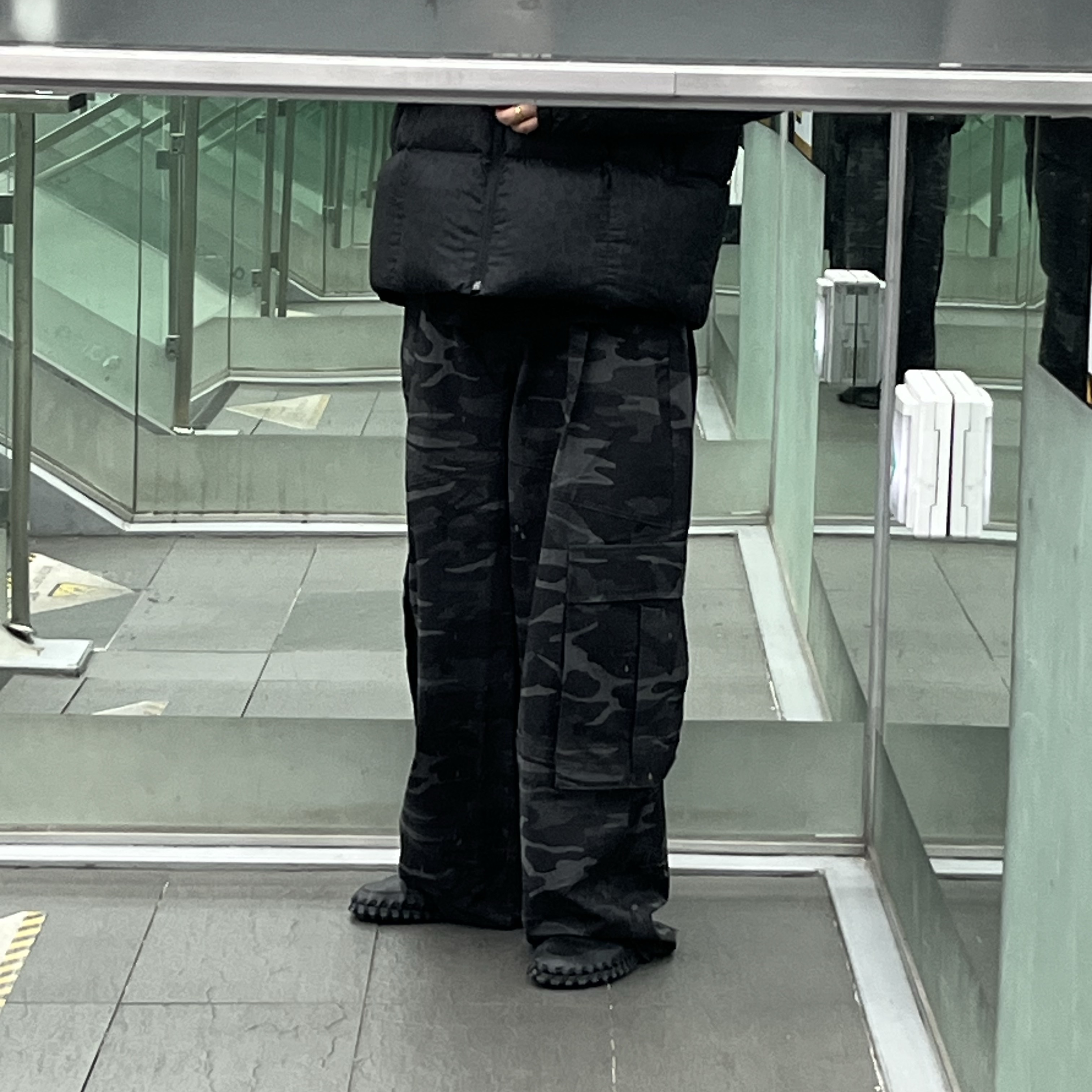 Undermycar Mu.53 Anti Fxxking Logo Play Big Cargo Rip-Camo Pants Camo Gray 착용 스타일 - 4