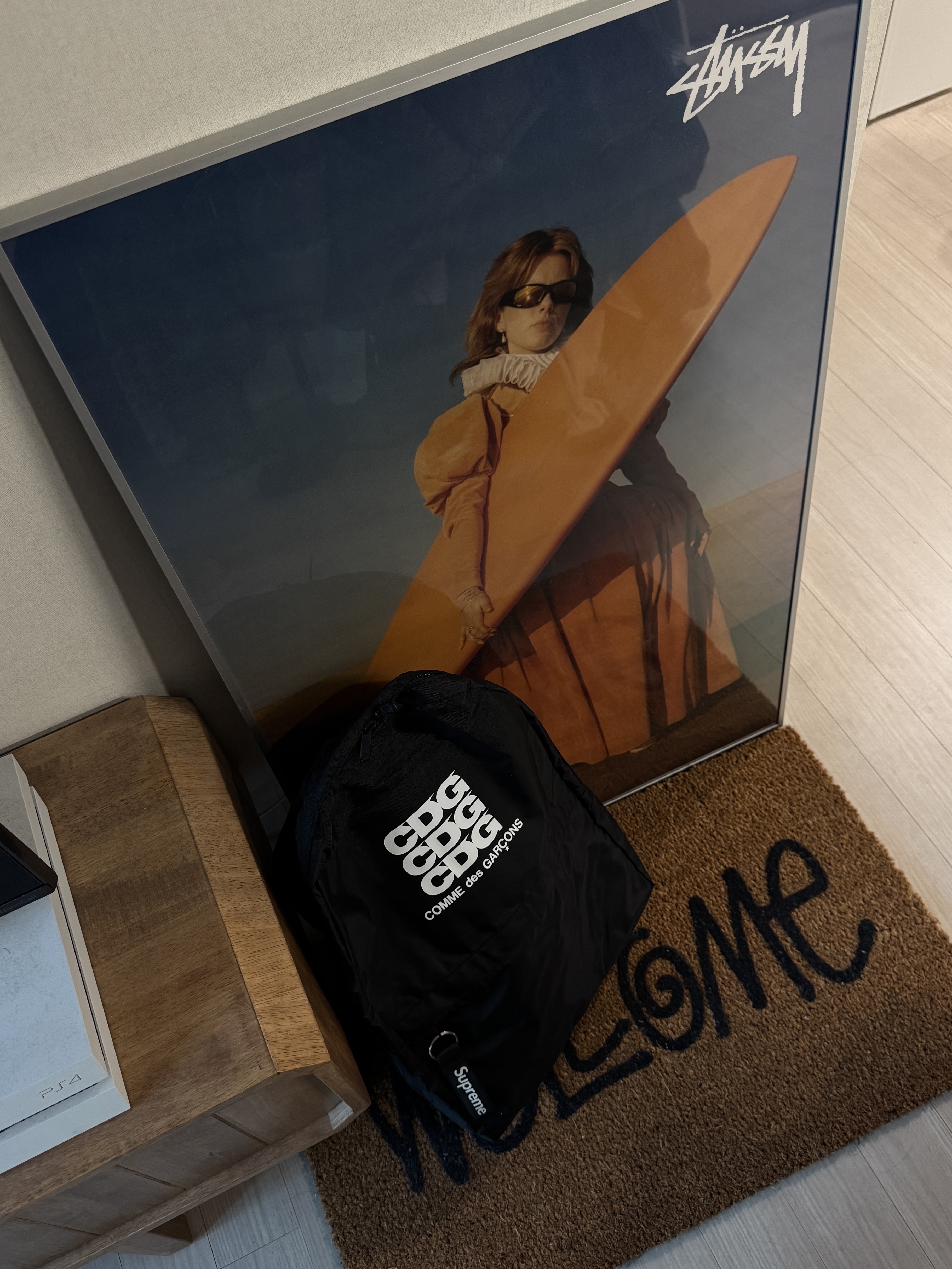 CDG Backpack Black, Stussy Welcome Mat Cocoa 착용 스타일 - 2