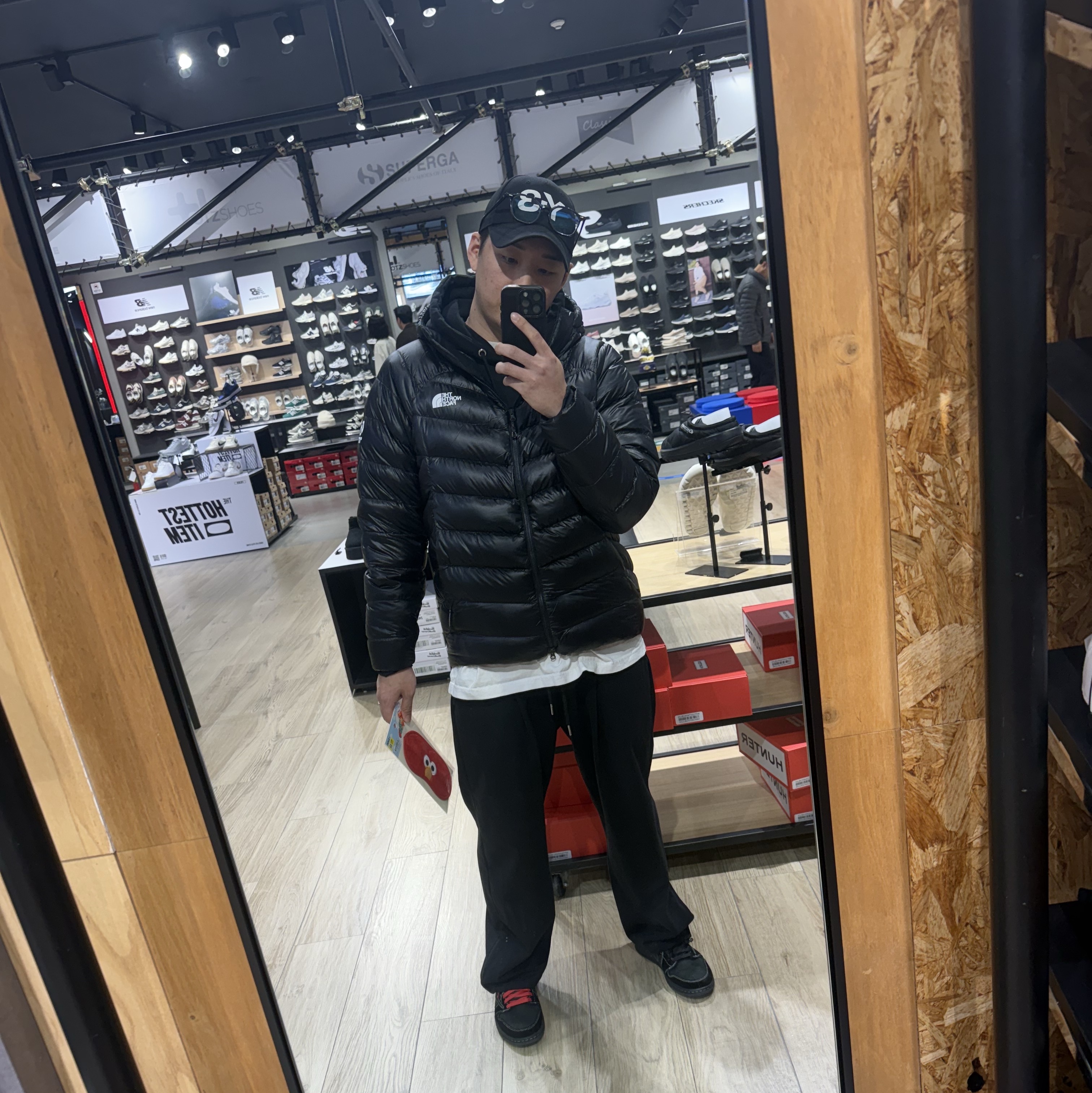 The North Face Summit Mattehorn RDS Down Jacket Real Black, Y-3 Logo Cap Black 착용 스타일
