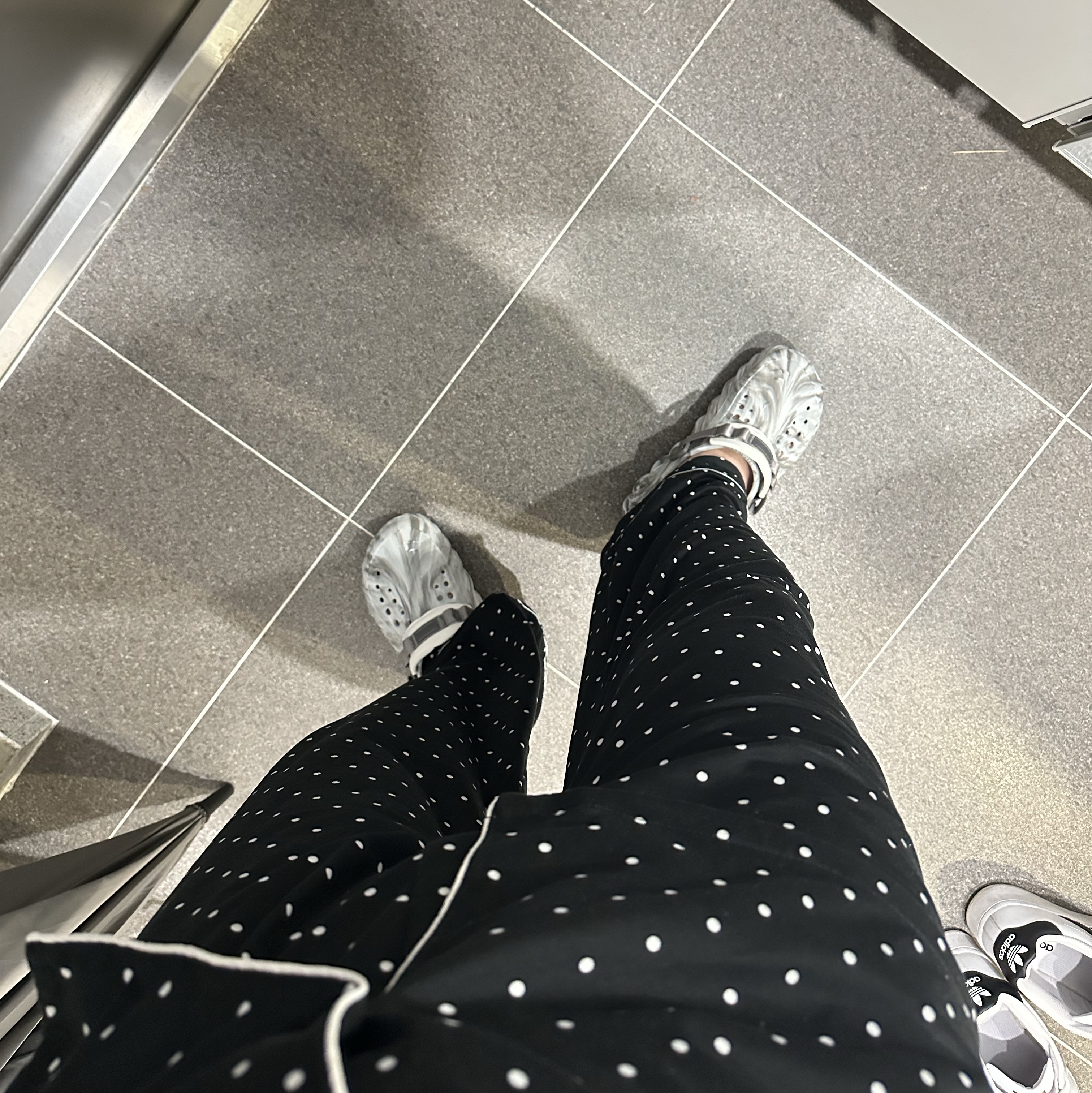 Crocs Echo Marbled Clog Moonlight Multi 착용 스타일