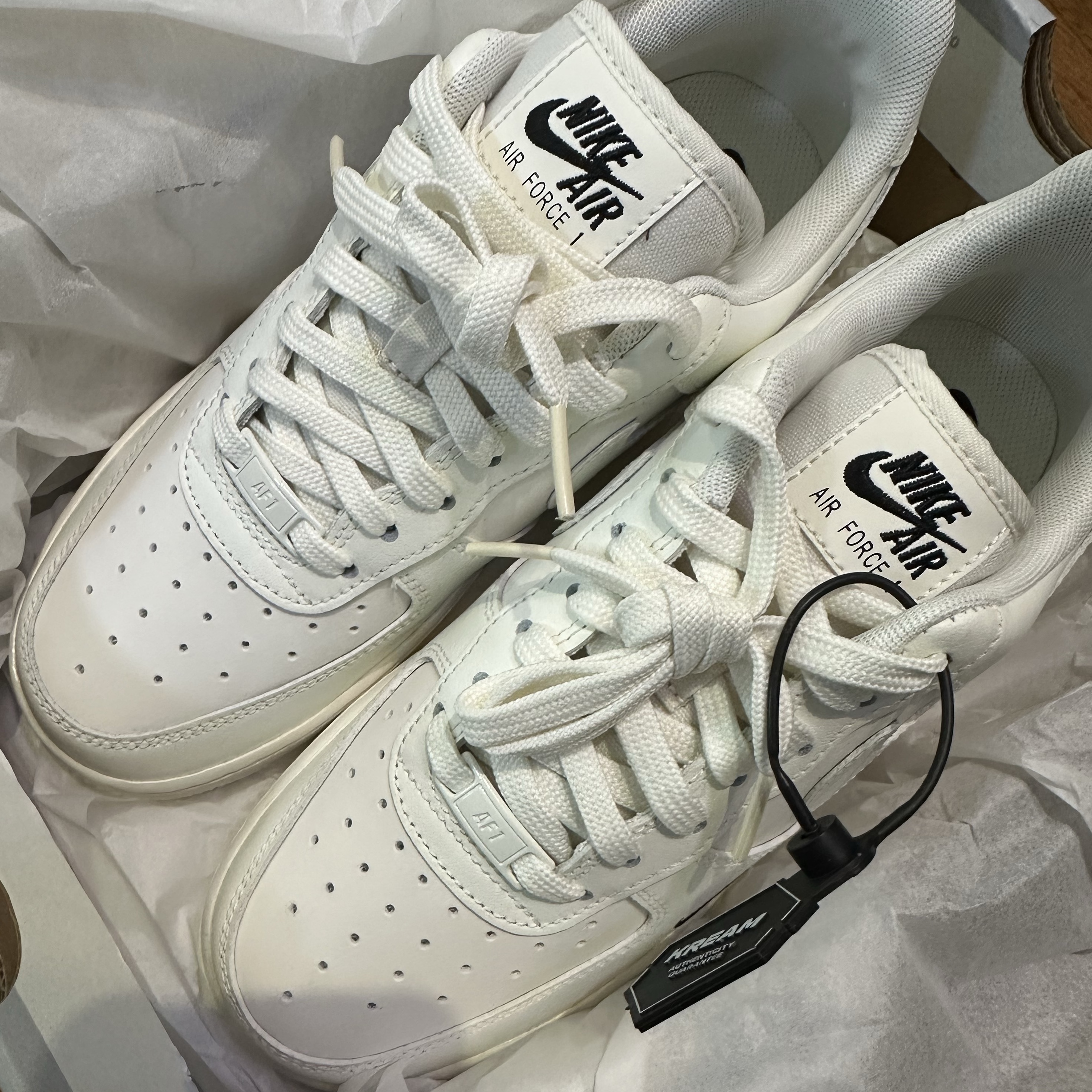 (W) Nike Air Force 1 '07 Essential TRK3 Sail 착용 스타일