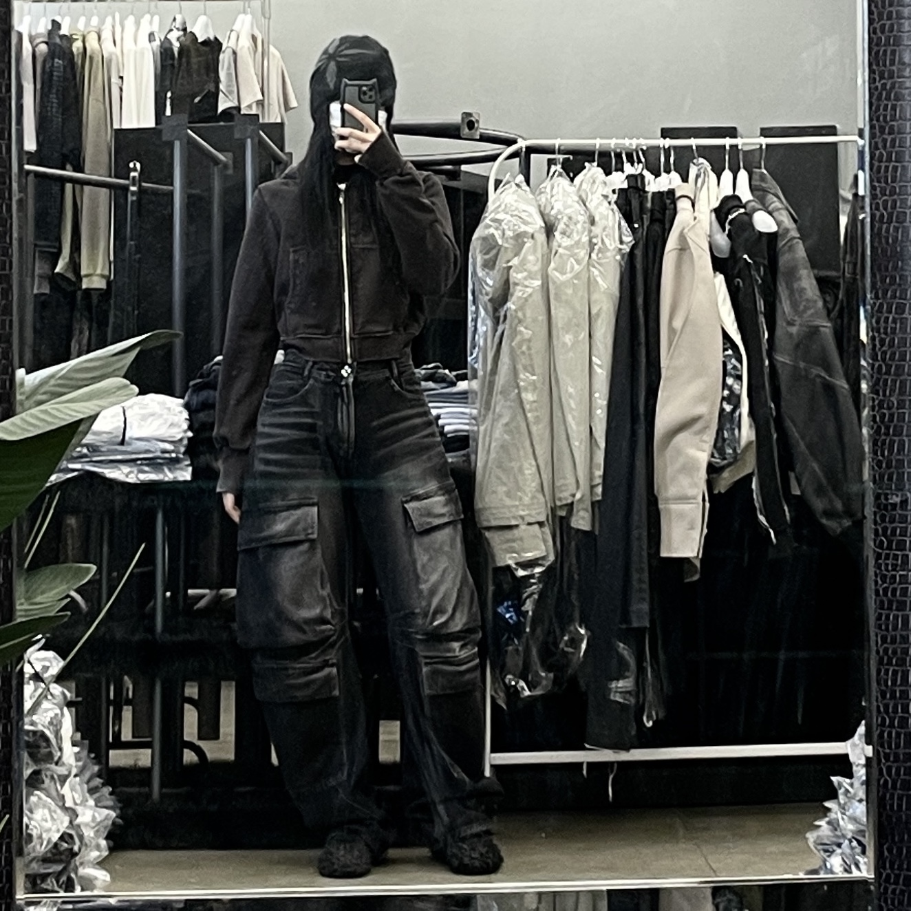 [KREAM 단독] (W) BLR Grunge Punched Washing Hoodie Zip-Up Ash Grey, BLR Curved Quad Cargo Washing Denim Pants Black 착용 스타일 - 3