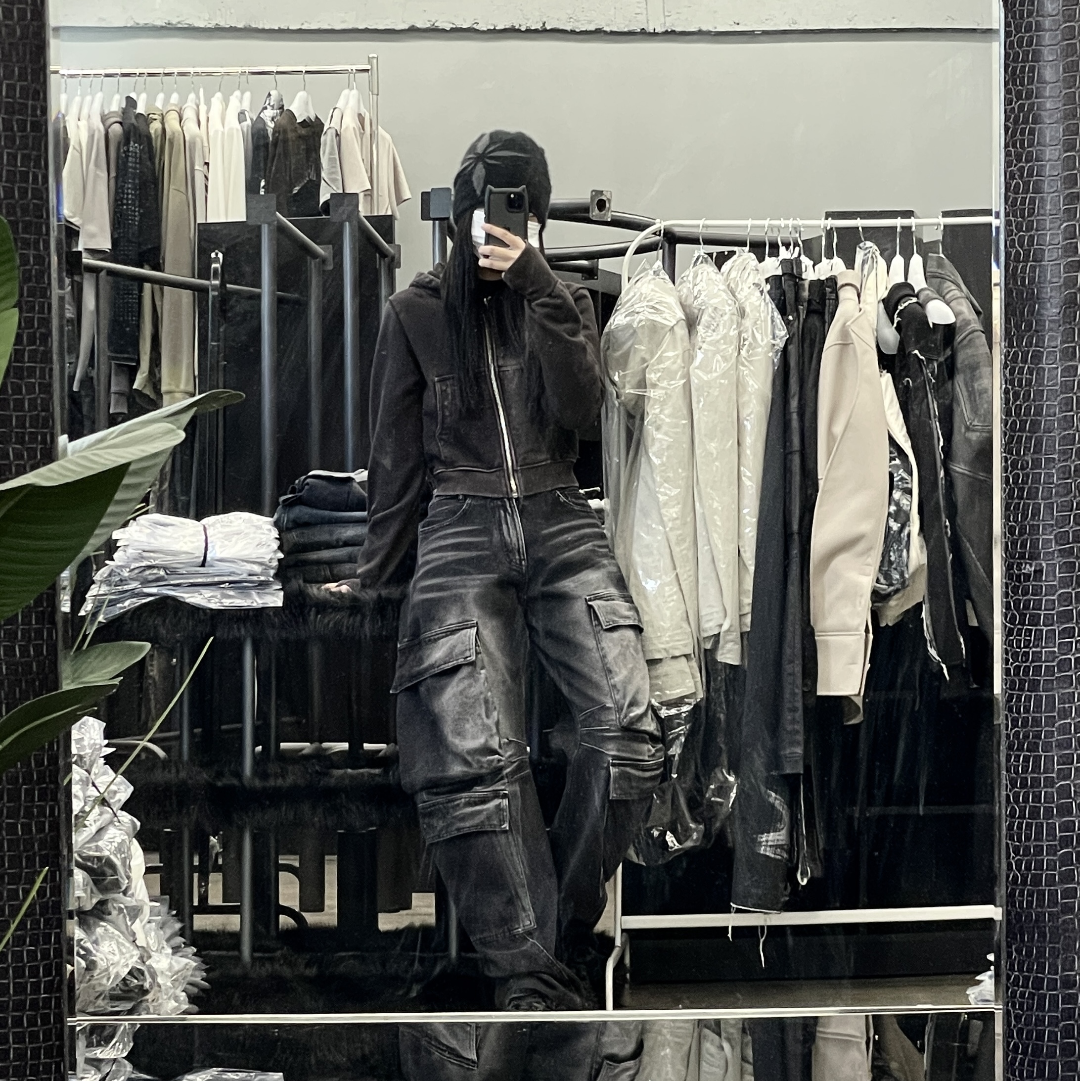 [KREAM 단독] (W) BLR Grunge Punched Washing Hoodie Zip-Up Ash Grey, BLR Curved Quad Cargo Washing Denim Pants Black 착용 스타일 - 1