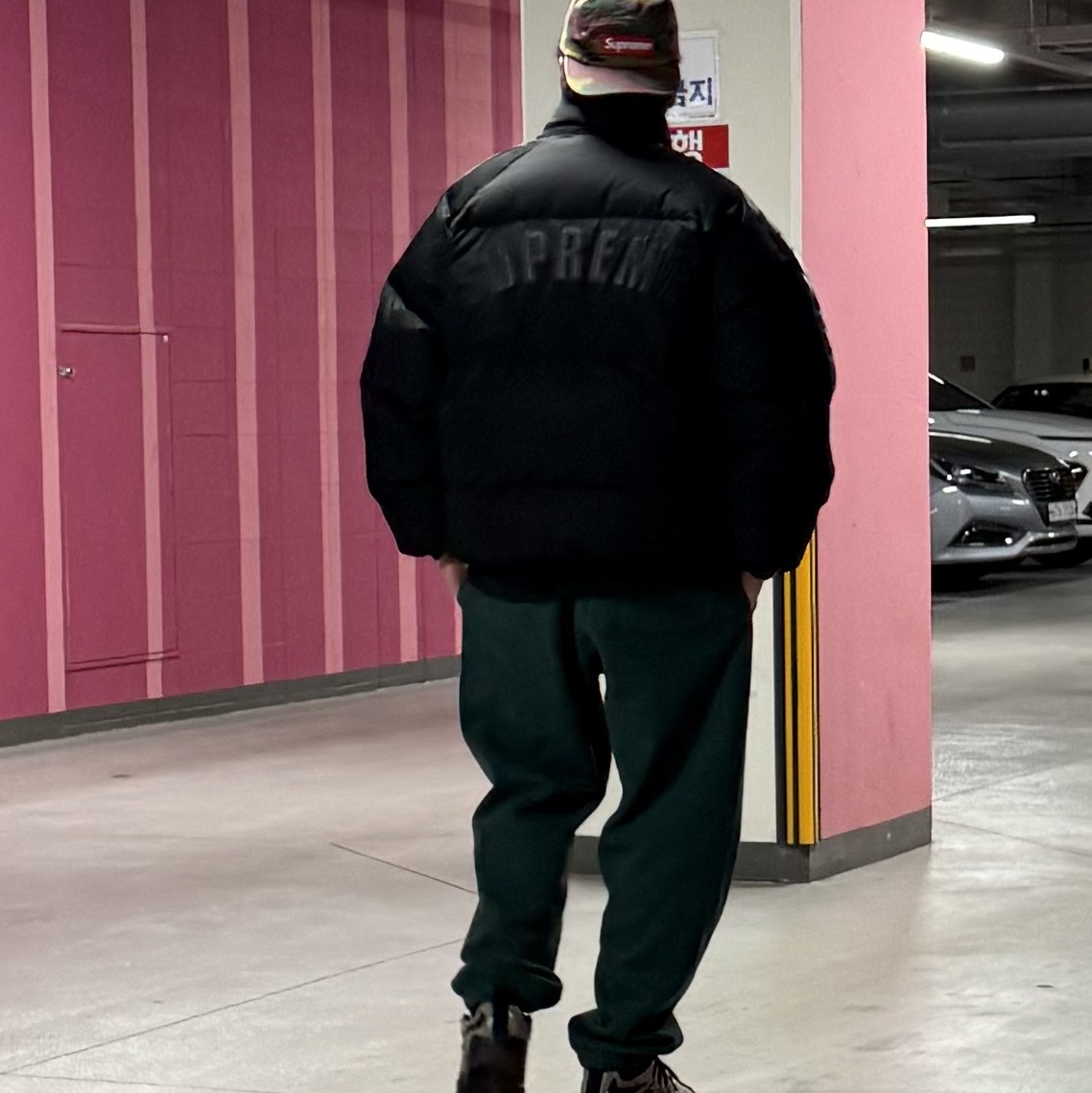 Supreme Star Sleeve Down Puffer Jacket Black - 23FW 착용 스타일
