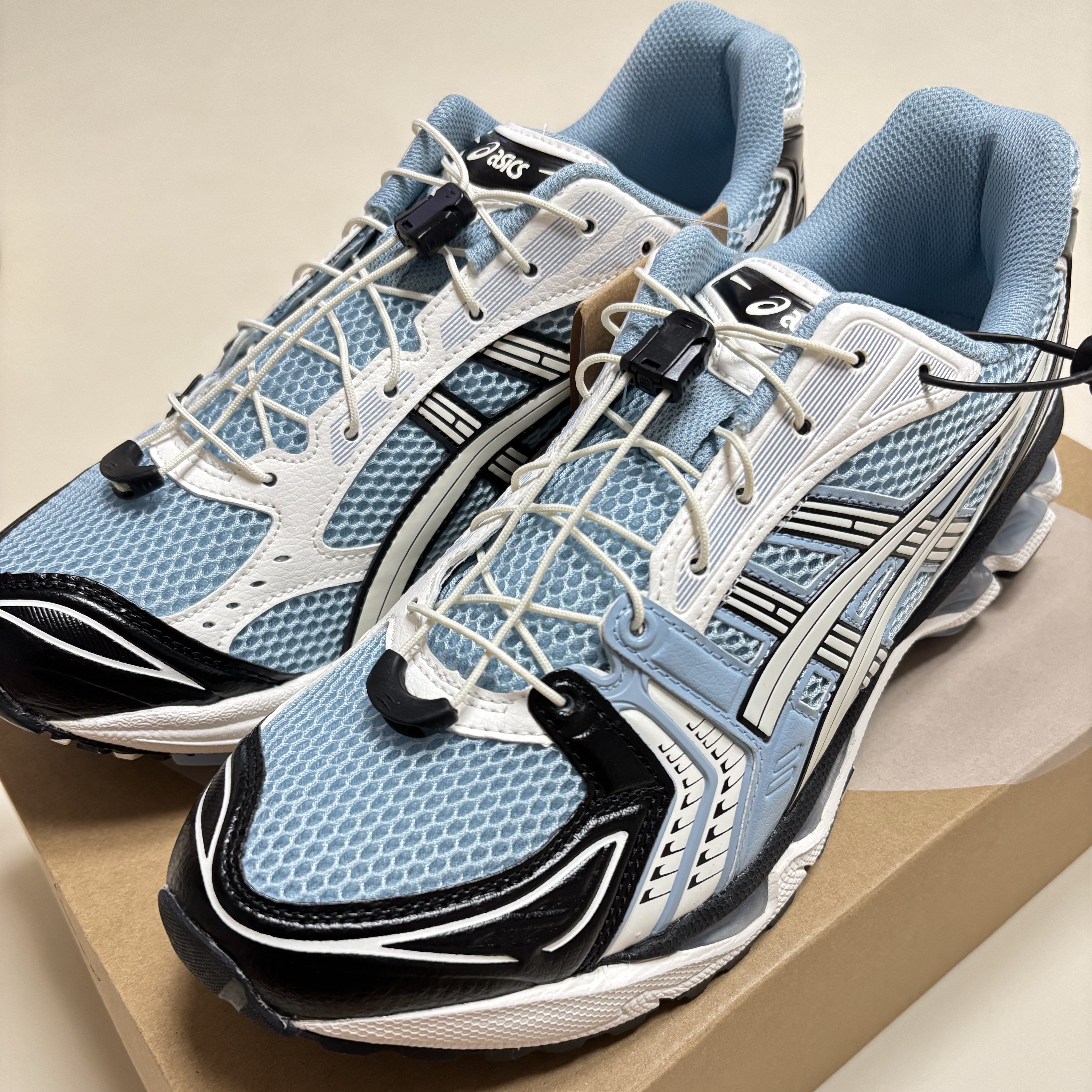 Asics Unlimited Gel-Kayano 14 Mist Cream 착용 스타일 - 1