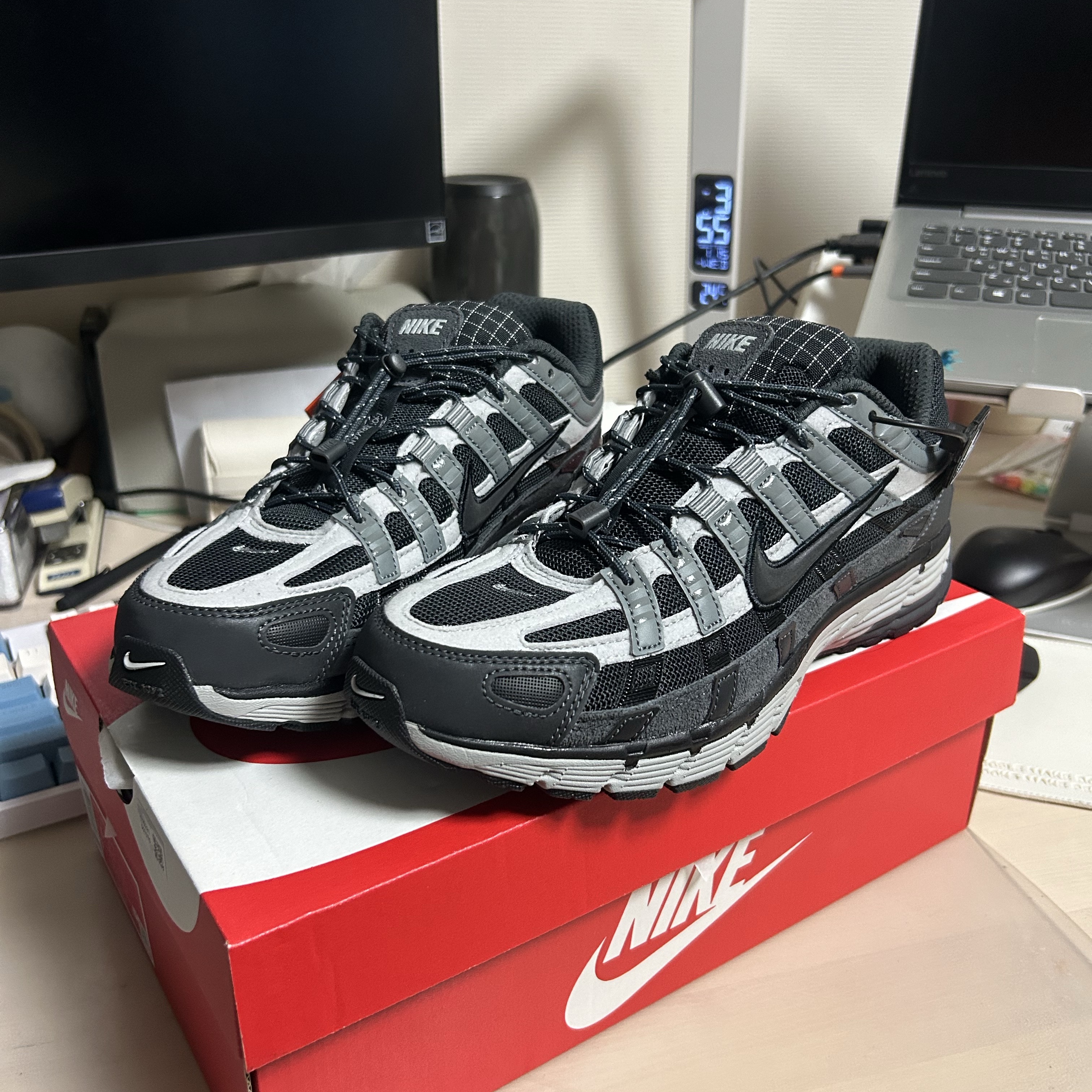 Nike P-6000 Anthracite Smoke Grey 착용 스타일 - 1