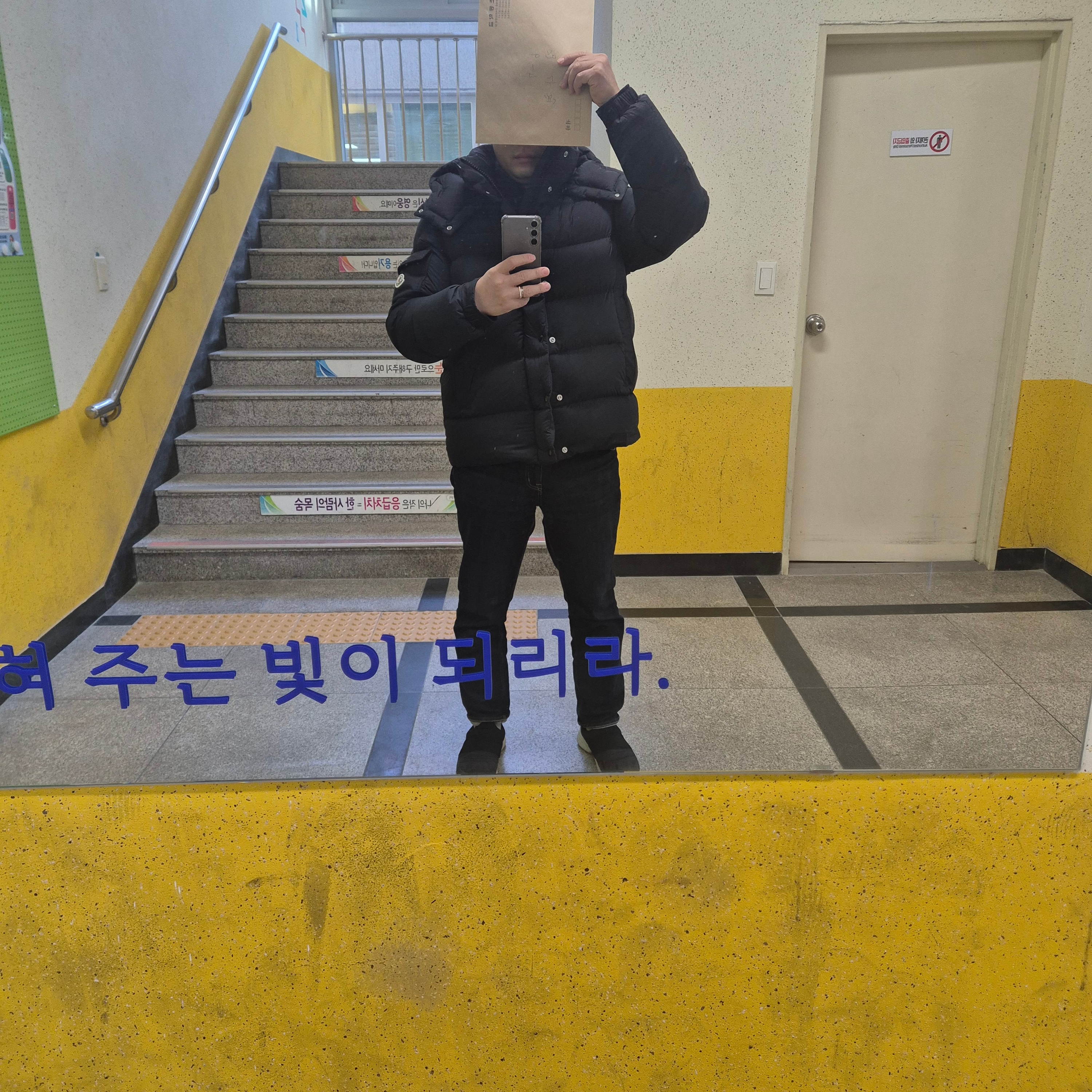 Moncler Vezere Short Down Jacket Black - 24FW 착용 스타일