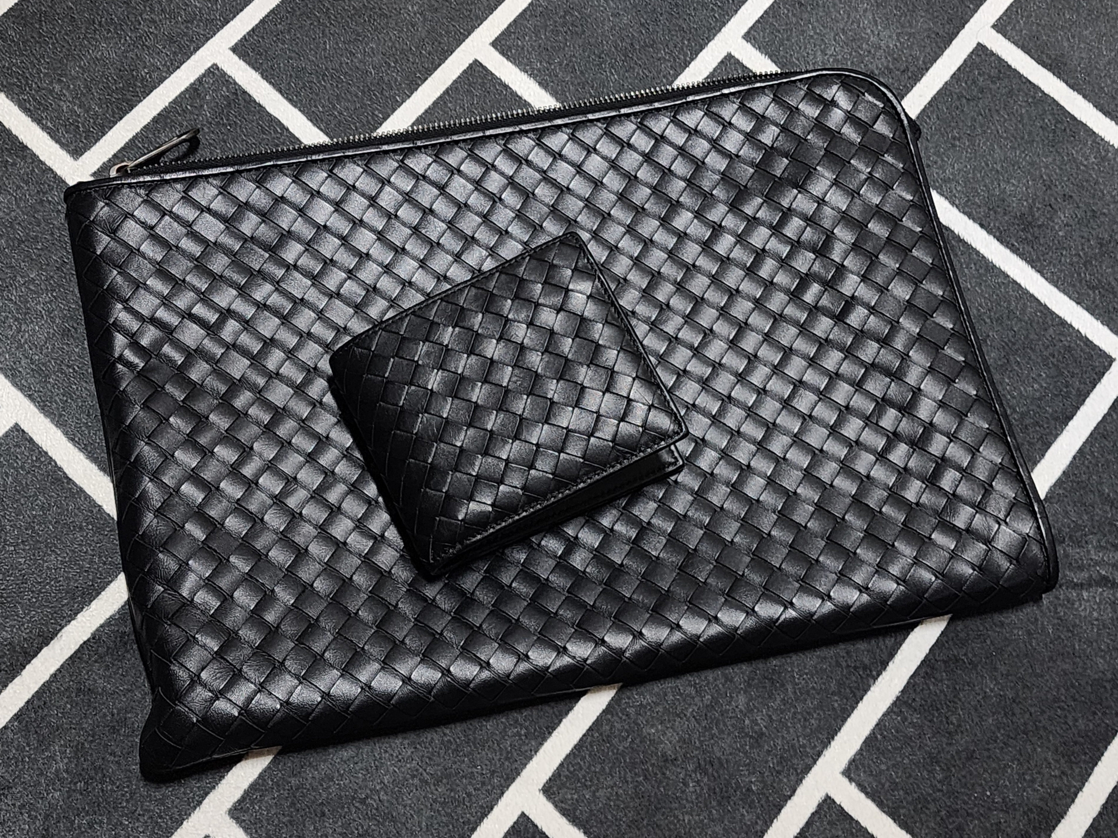 Bottega Veneta Document Case Black, Bottega Veneta Bi-Fold Wallet Black 착용 스타일