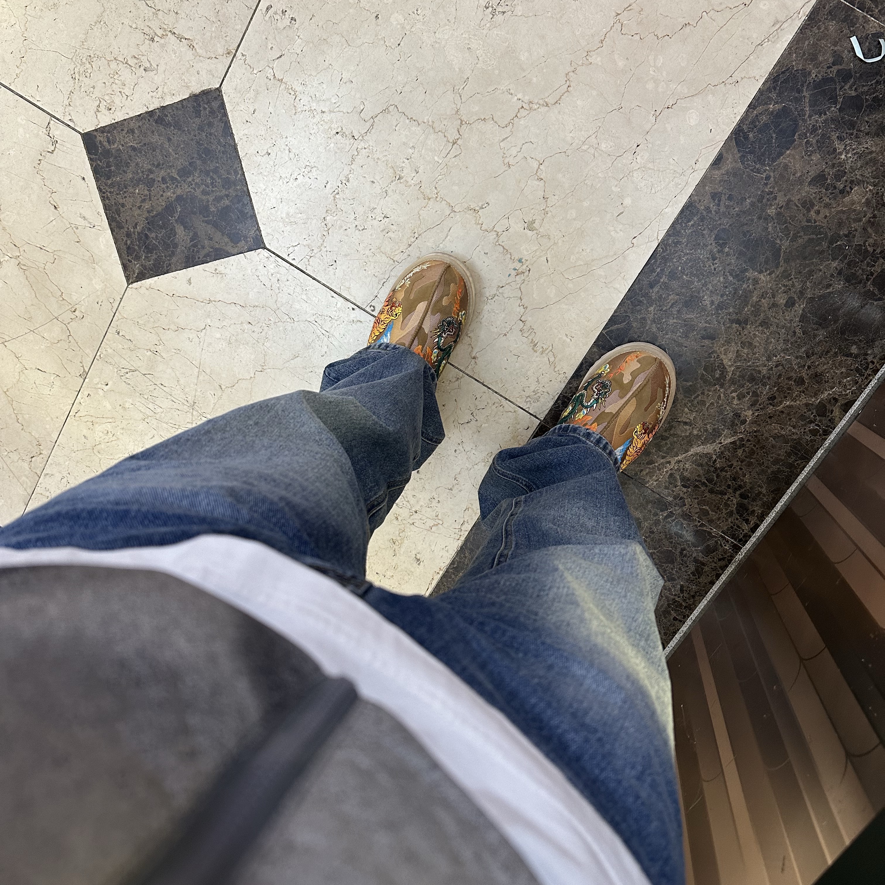 UGG x Palace Tasman Slipper Chestnut Camo 착용 스타일