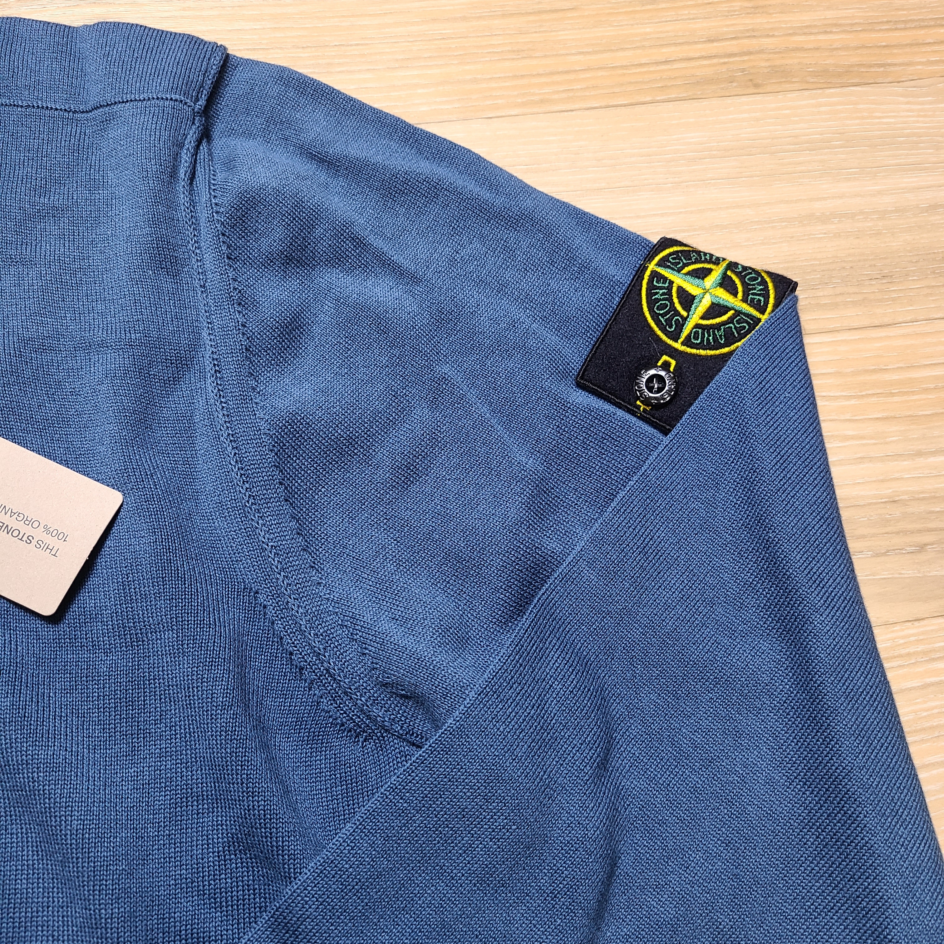 Stone Island 516B2 Wappen Patch V-Neck Knit Cardigan Avio Blue - 24SS 착용 스타일 - 2