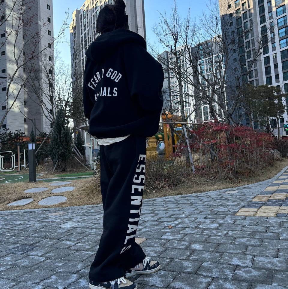 Essentials Fleece Relaxed Sweatpant Black - 24FW, Essentials Jersey Crewneck Tee Shell - 24FW 착용 스타일