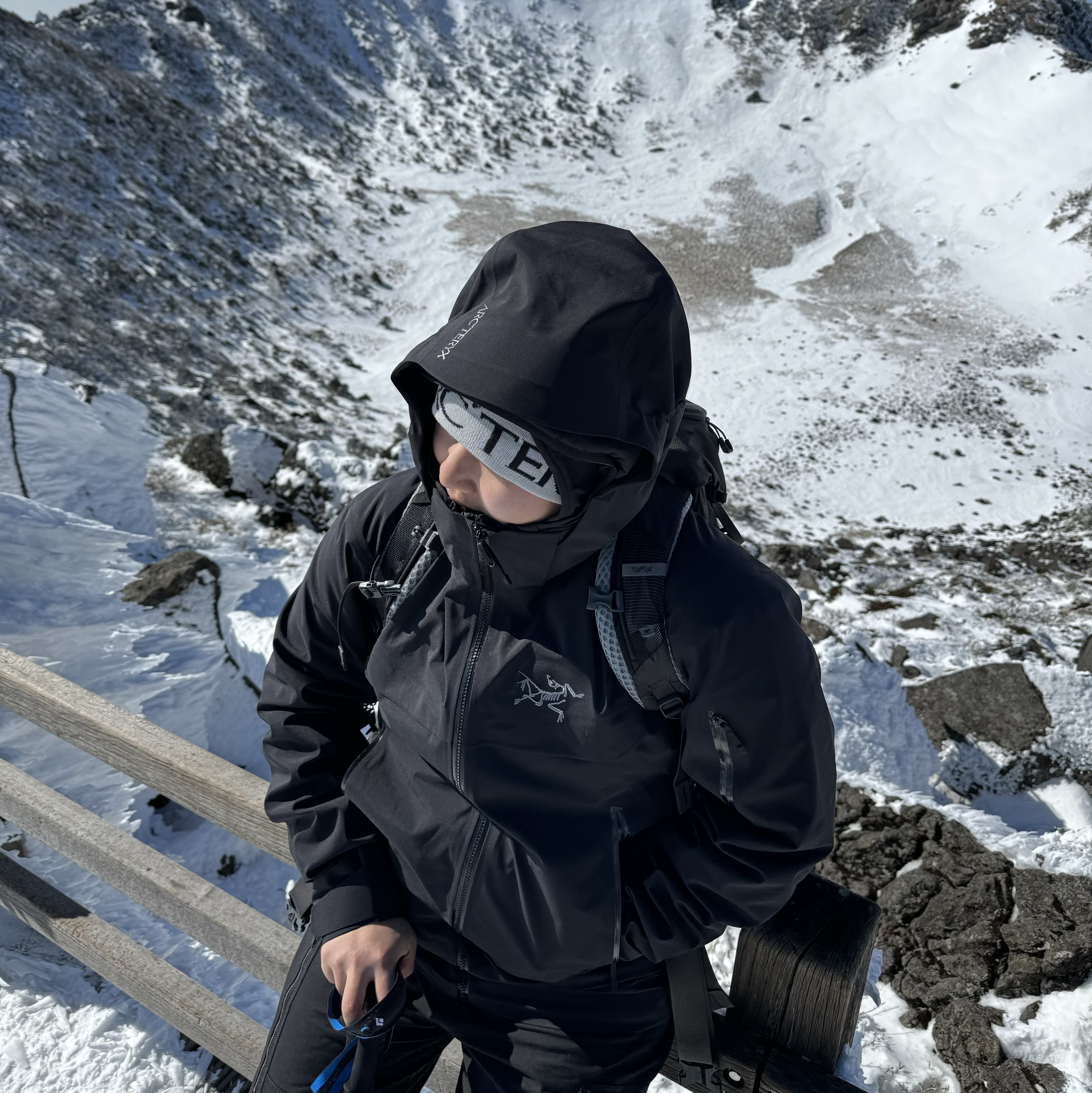 Arc'teryx Beta LT Jacket Black, Arc'teryx Bird Word Toque Orca 착용 스타일