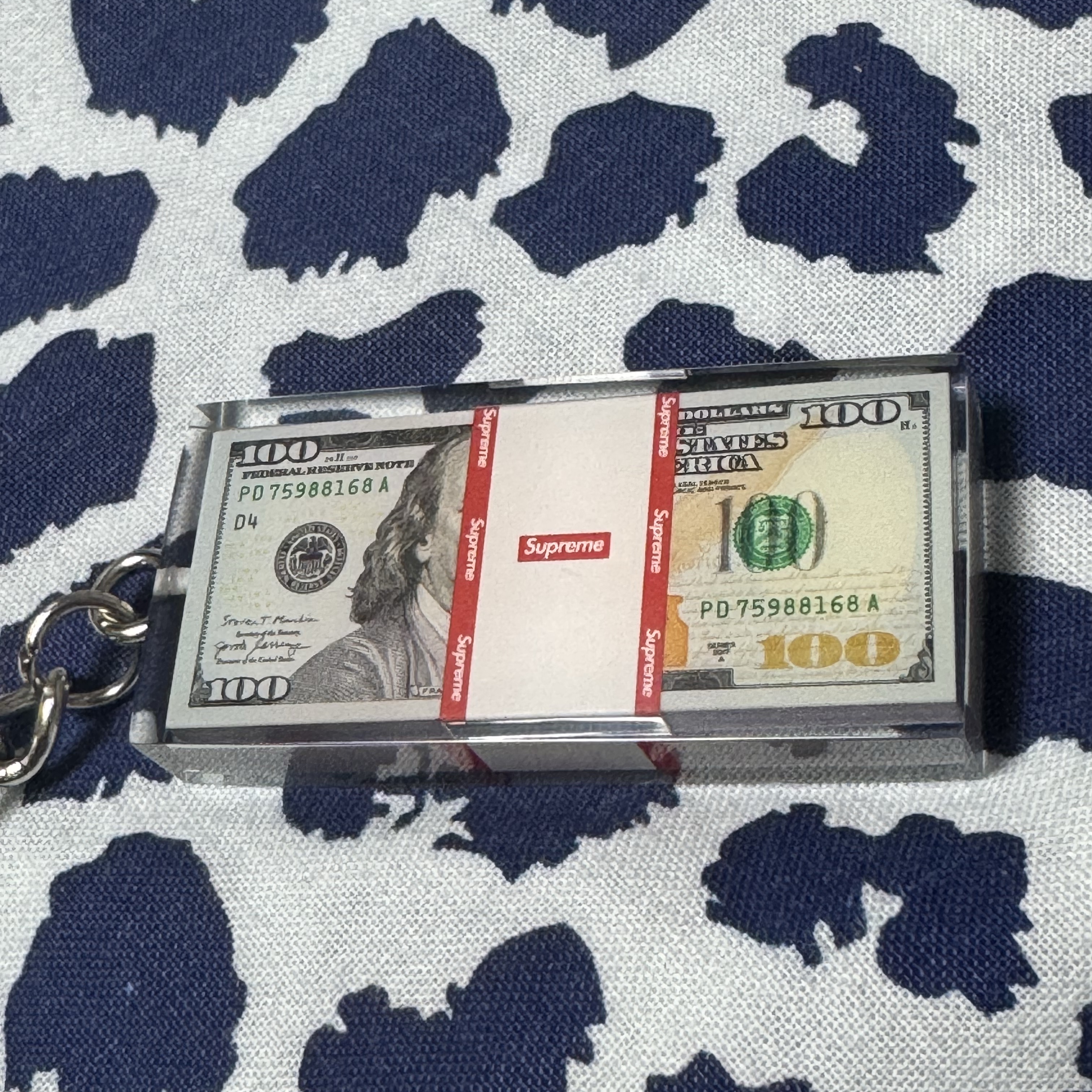 Supreme Cash Paperweight Keychain Multicolor - 24FW 착용 스타일