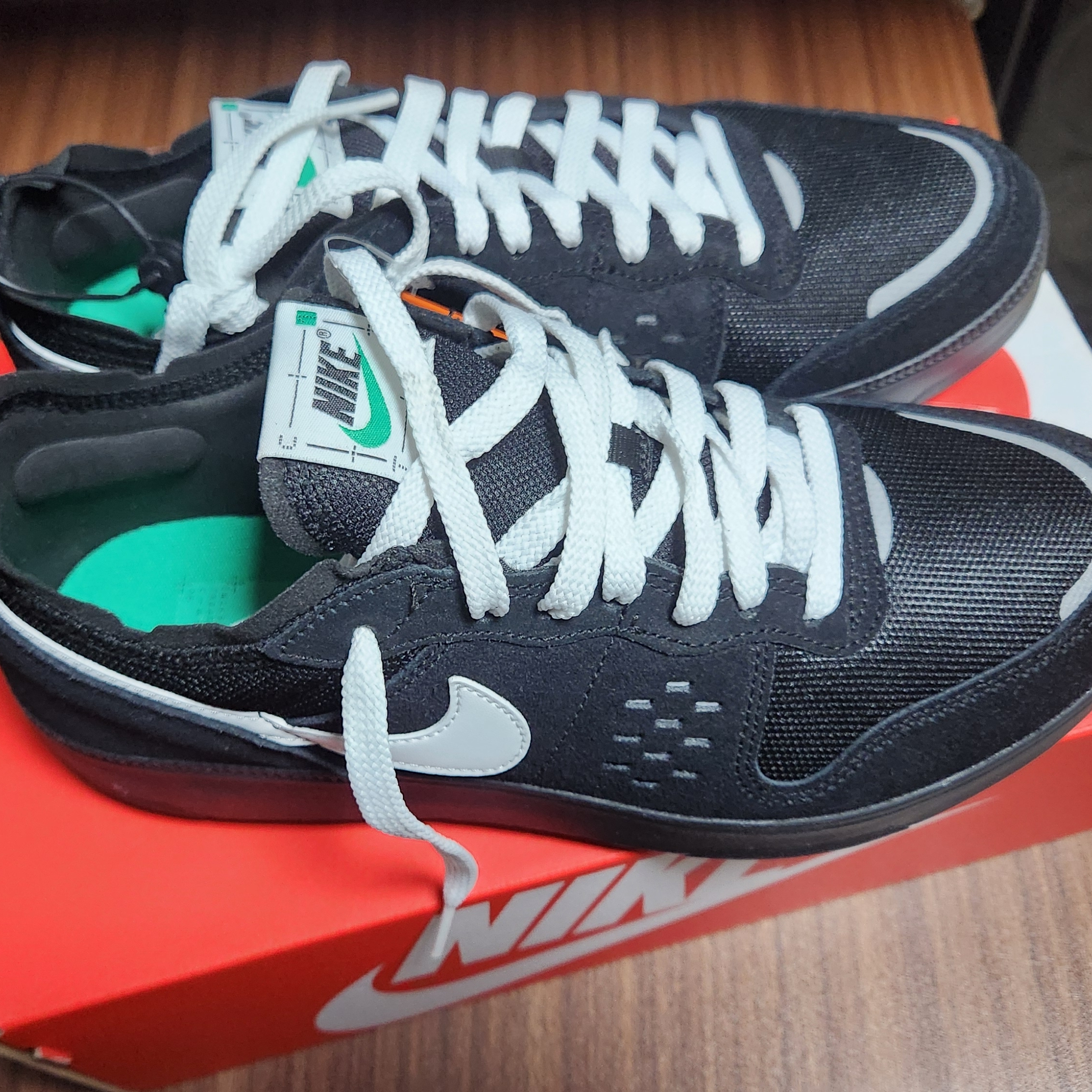 Nike C1TY Black Stadium Green 착용 스타일