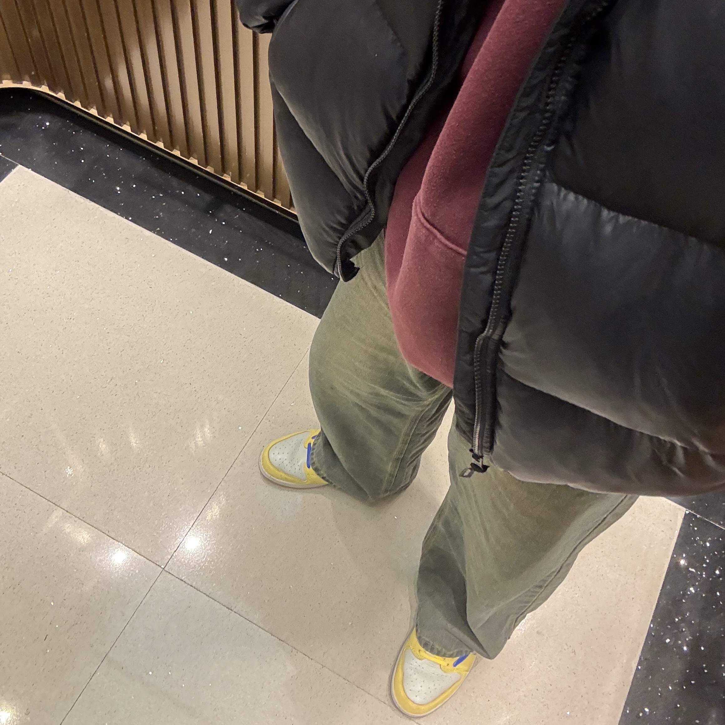 (W) Jordan 1 x Travis Scott Retro Low OG SP Canary, The North Face On Ball Jacket Black 착용 스타일 - 2