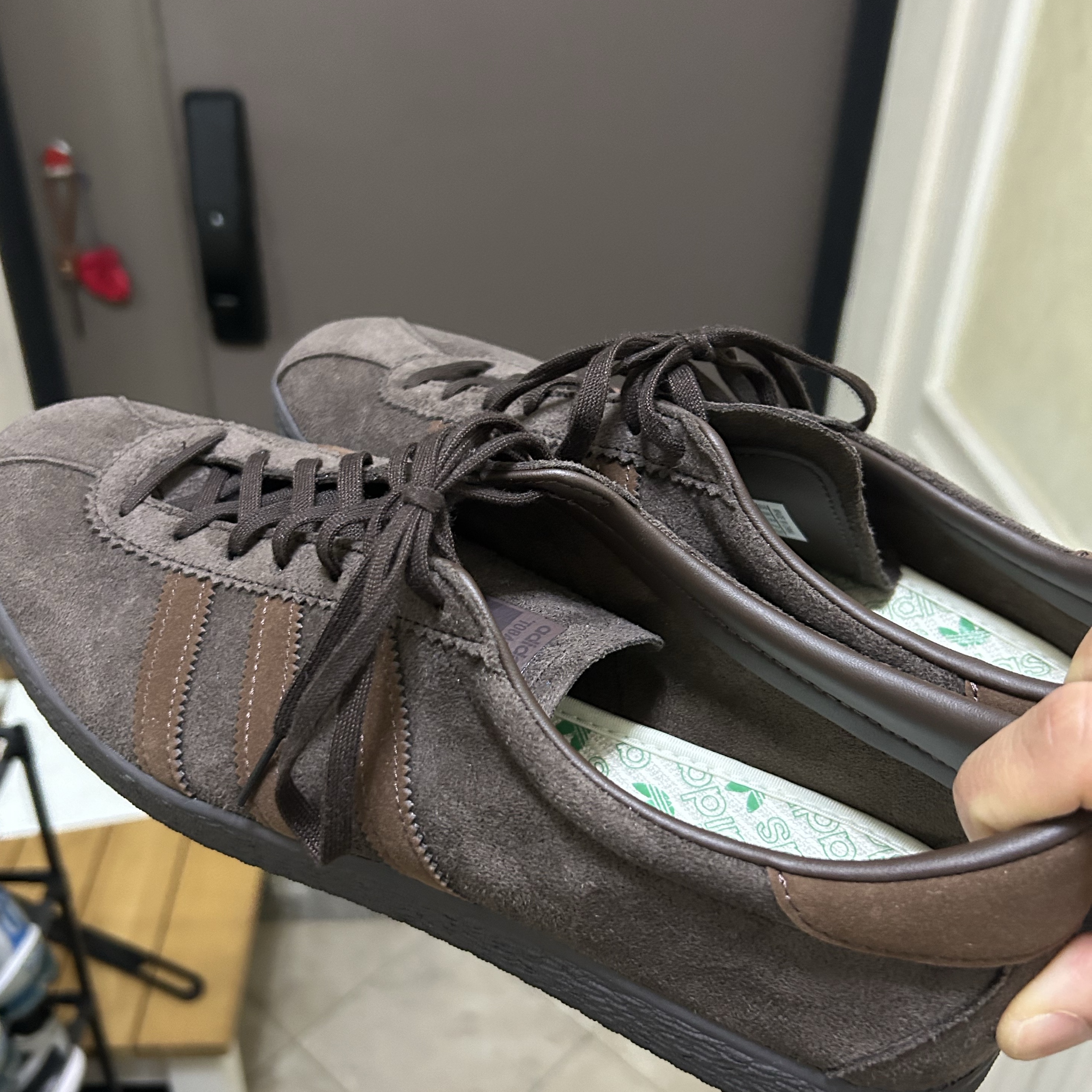 Adidas Tobacco Gruen Dark Brown 착용 스타일