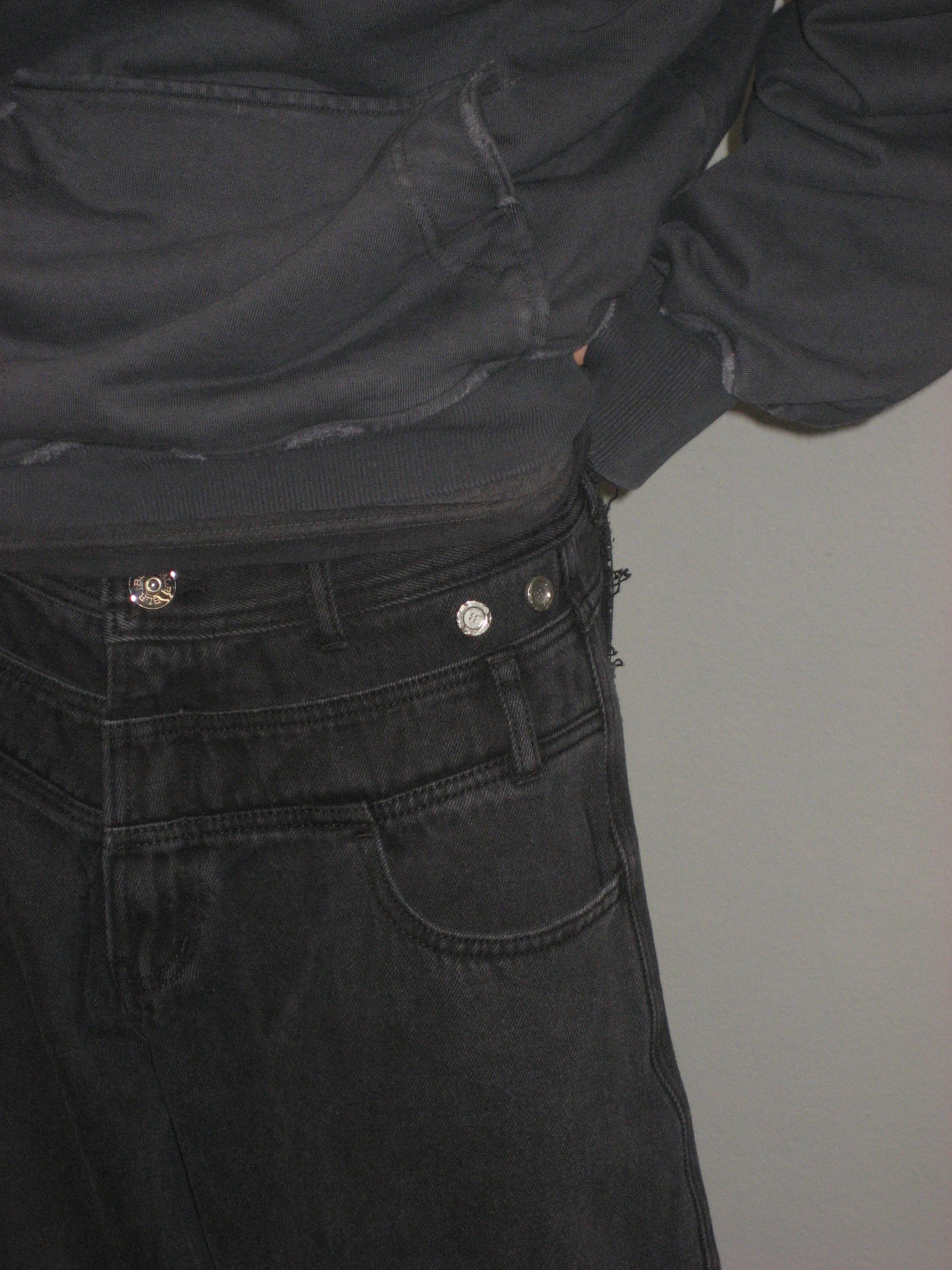 [KREAM 단독] BLR x POG Divided Curved Line Double Buckle Pants Black, BLR Destroyed Gradation Bleached Short Sleeve T-Shirt Black 착용 스타일 - 2