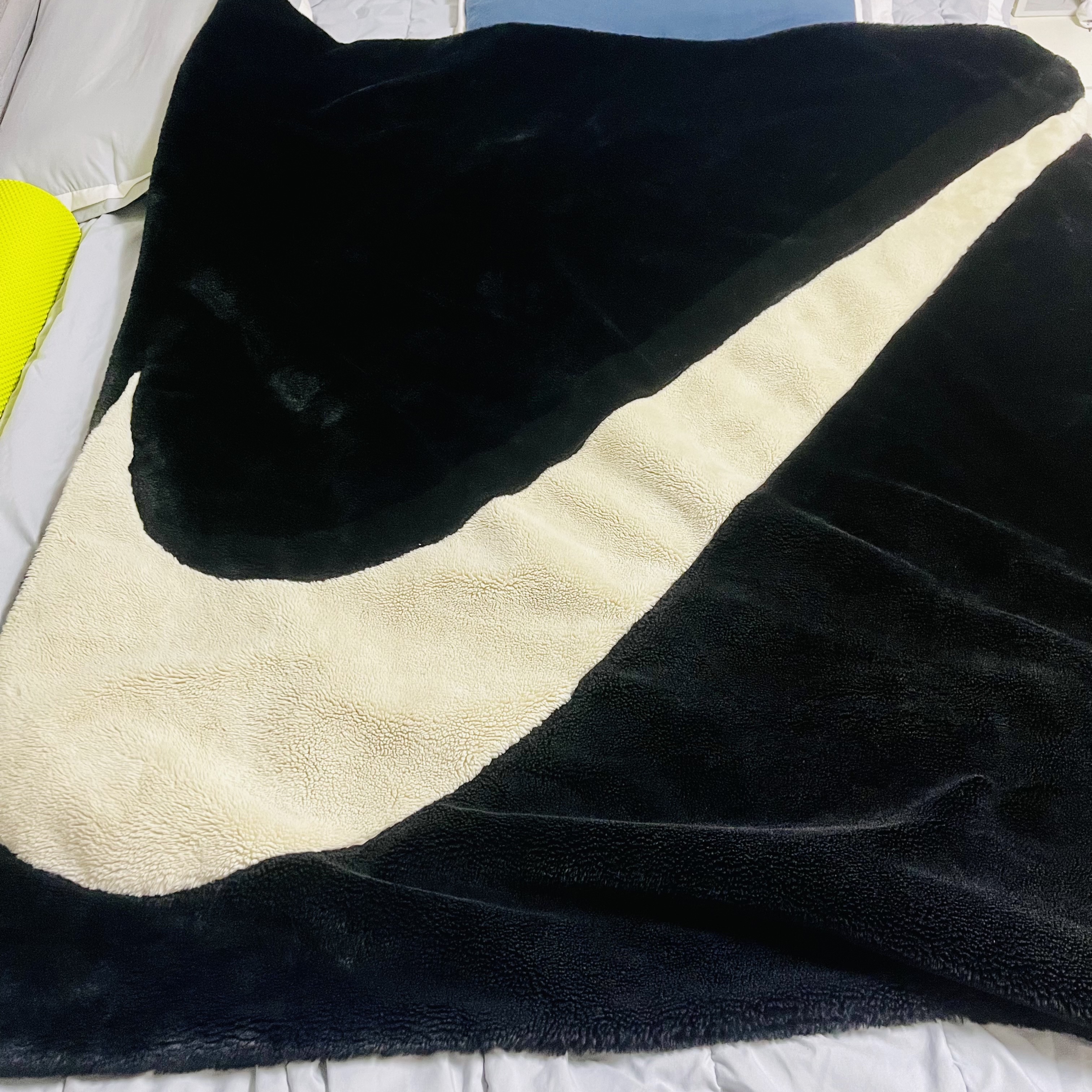 Nike NSW Faux Fur Blanket Black White 착용 스타일