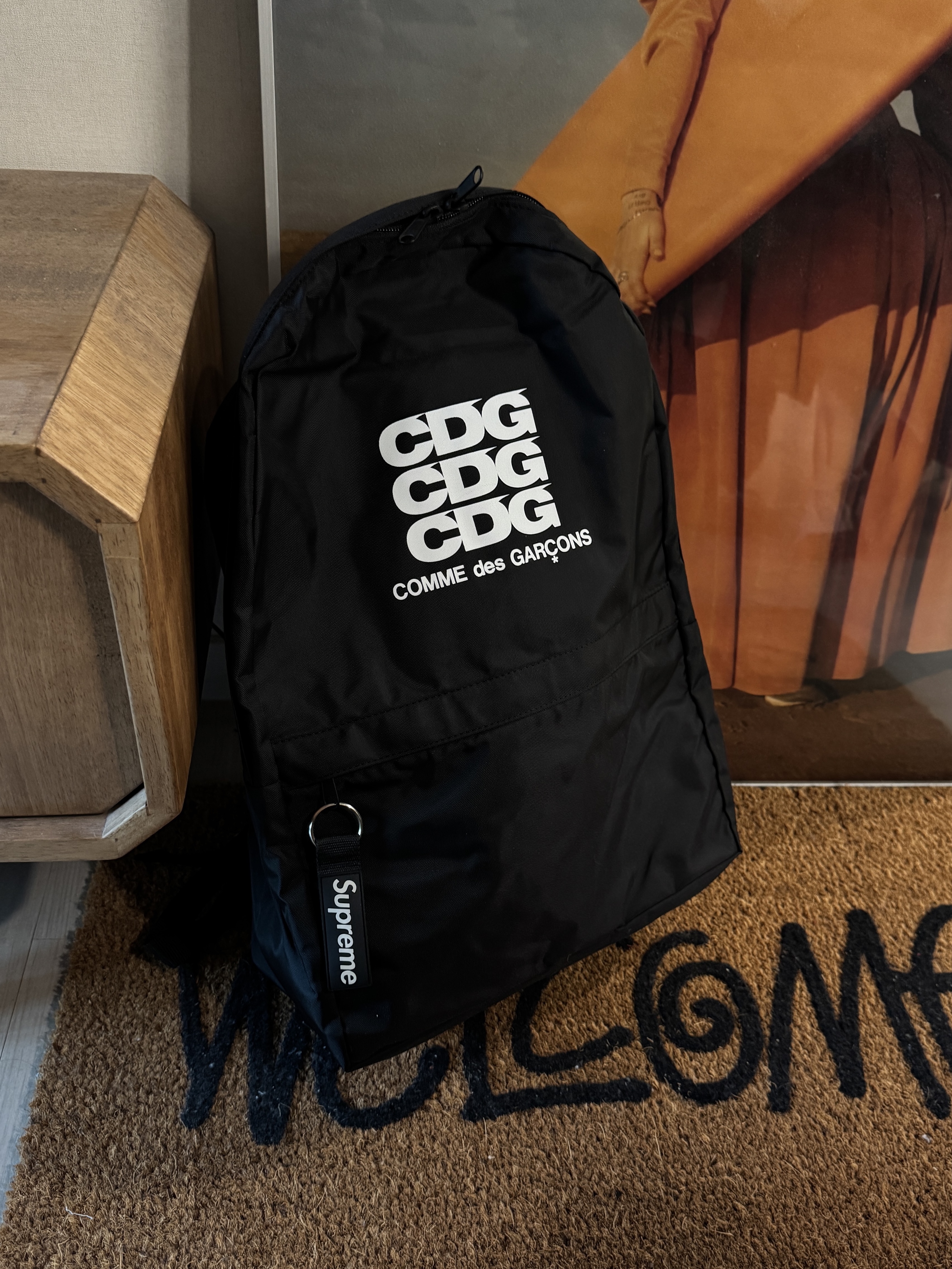 CDG Backpack Black, Stussy Welcome Mat Cocoa 착용 스타일 - 1