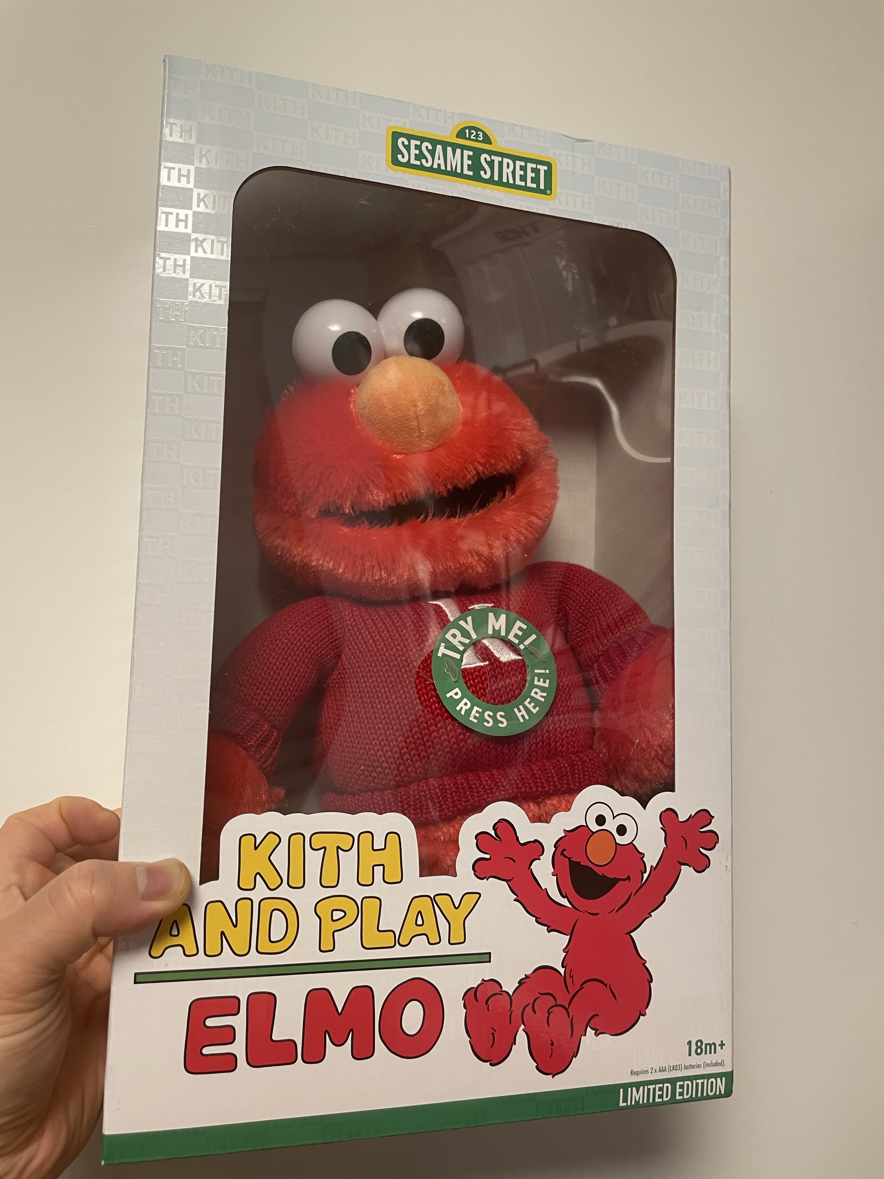 Kith x Sesame Street Kith and Play Elmo Spicy 착용 스타일