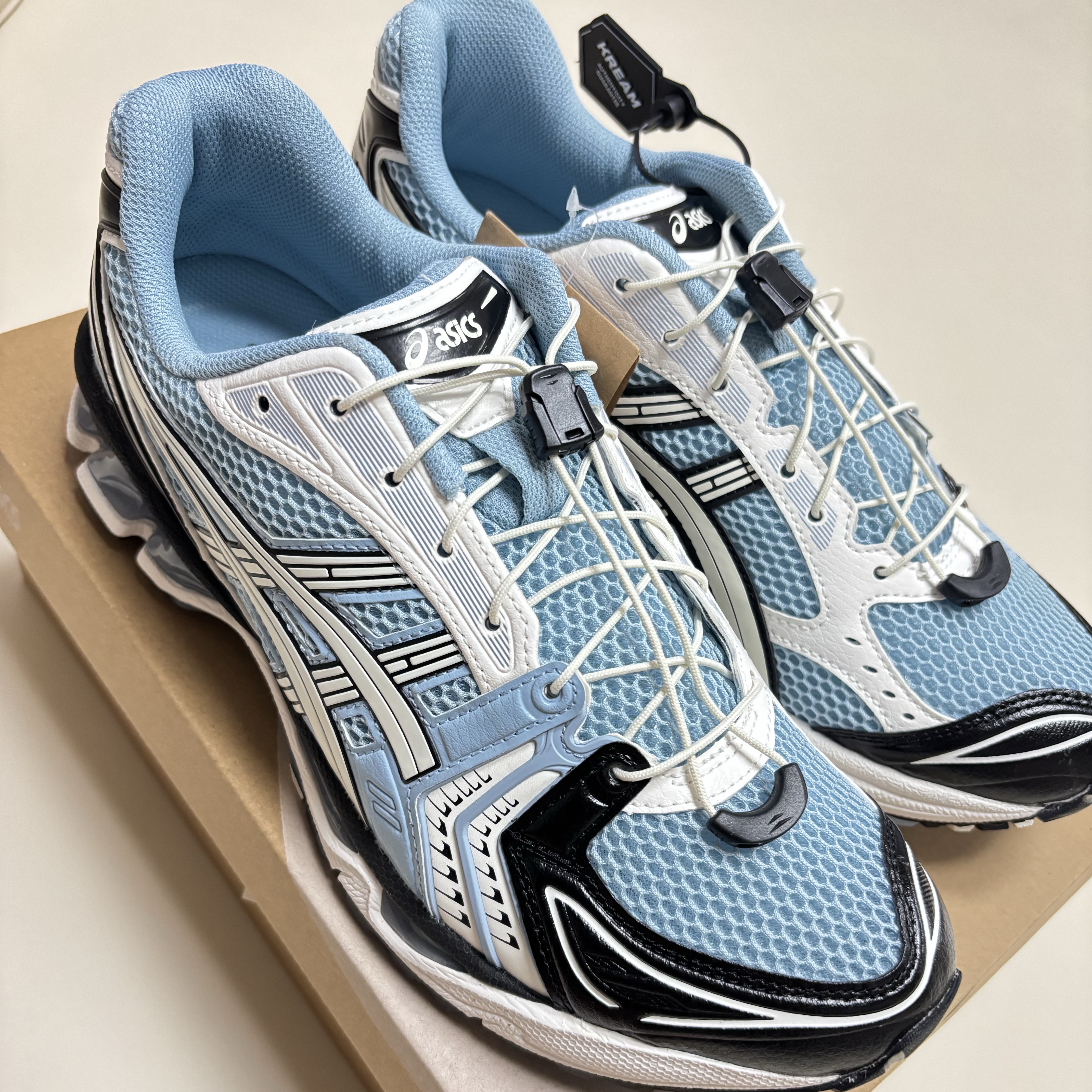 Asics Unlimited Gel-Kayano 14 Mist Cream 착용 스타일 - 2