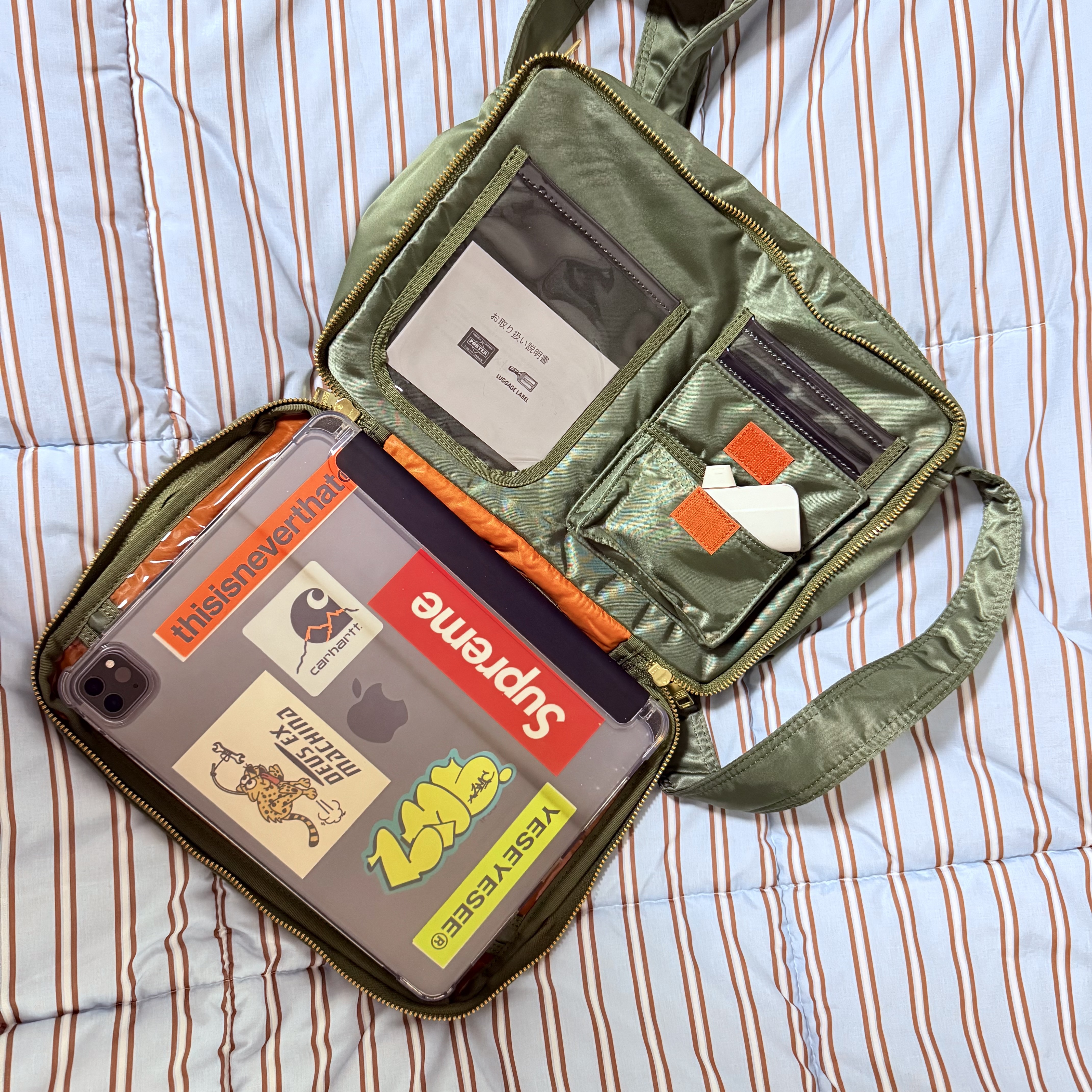 Porter Tanker Shoulder Bag L Sage Green 착용 스타일 - 2