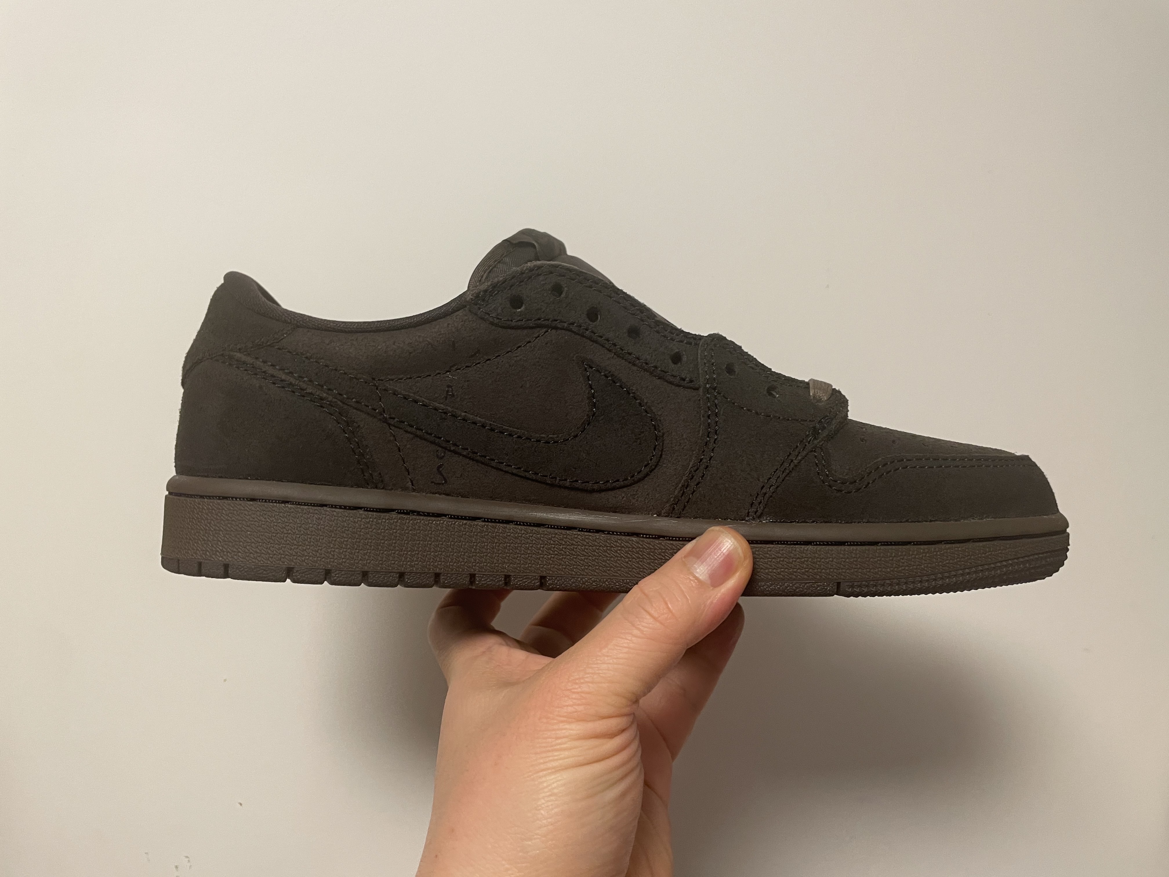 Jordan 1 x Travis Scott Retro Low OG SP Velvet Brown and Dark Mocha 착용 스타일 - 2