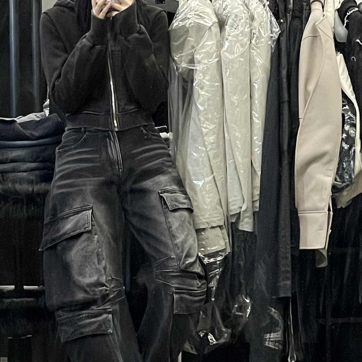 [KREAM 단독] (W) BLR Grunge Punched Washing Hoodie Zip-Up Ash Grey, BLR Curved Quad Cargo Washing Denim Pants Black 착용 스타일 - 4
