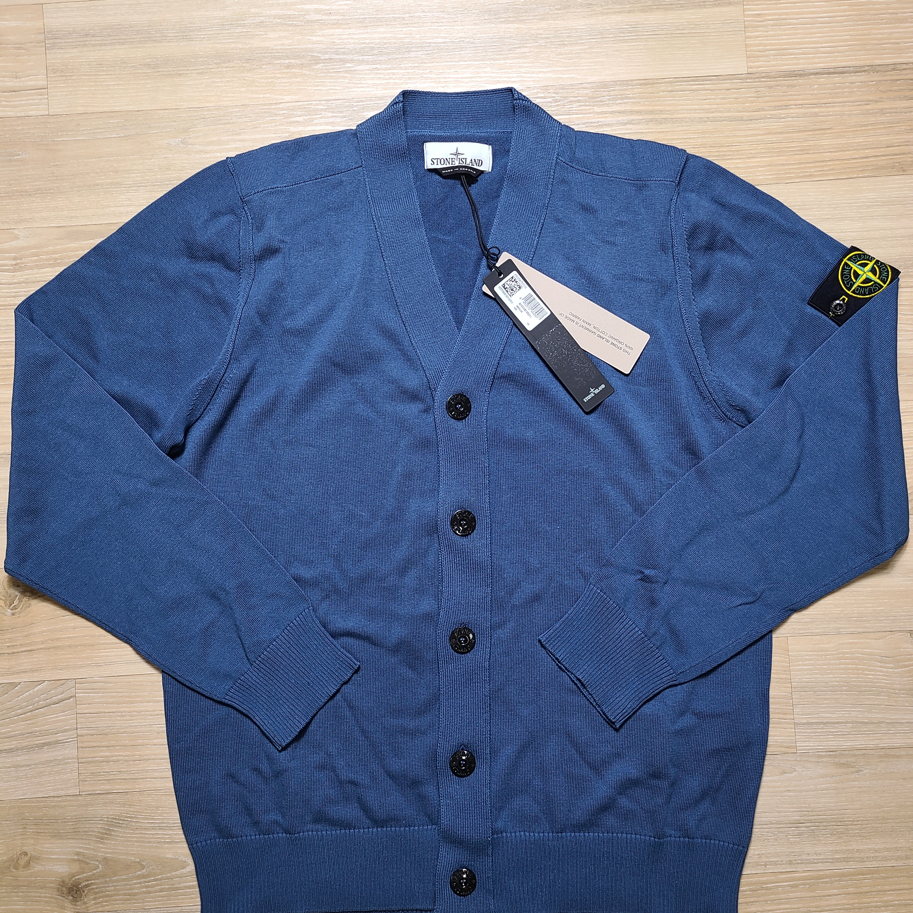 Stone Island 516B2 Wappen Patch V-Neck Knit Cardigan Avio Blue - 24SS 착용 스타일 - 1