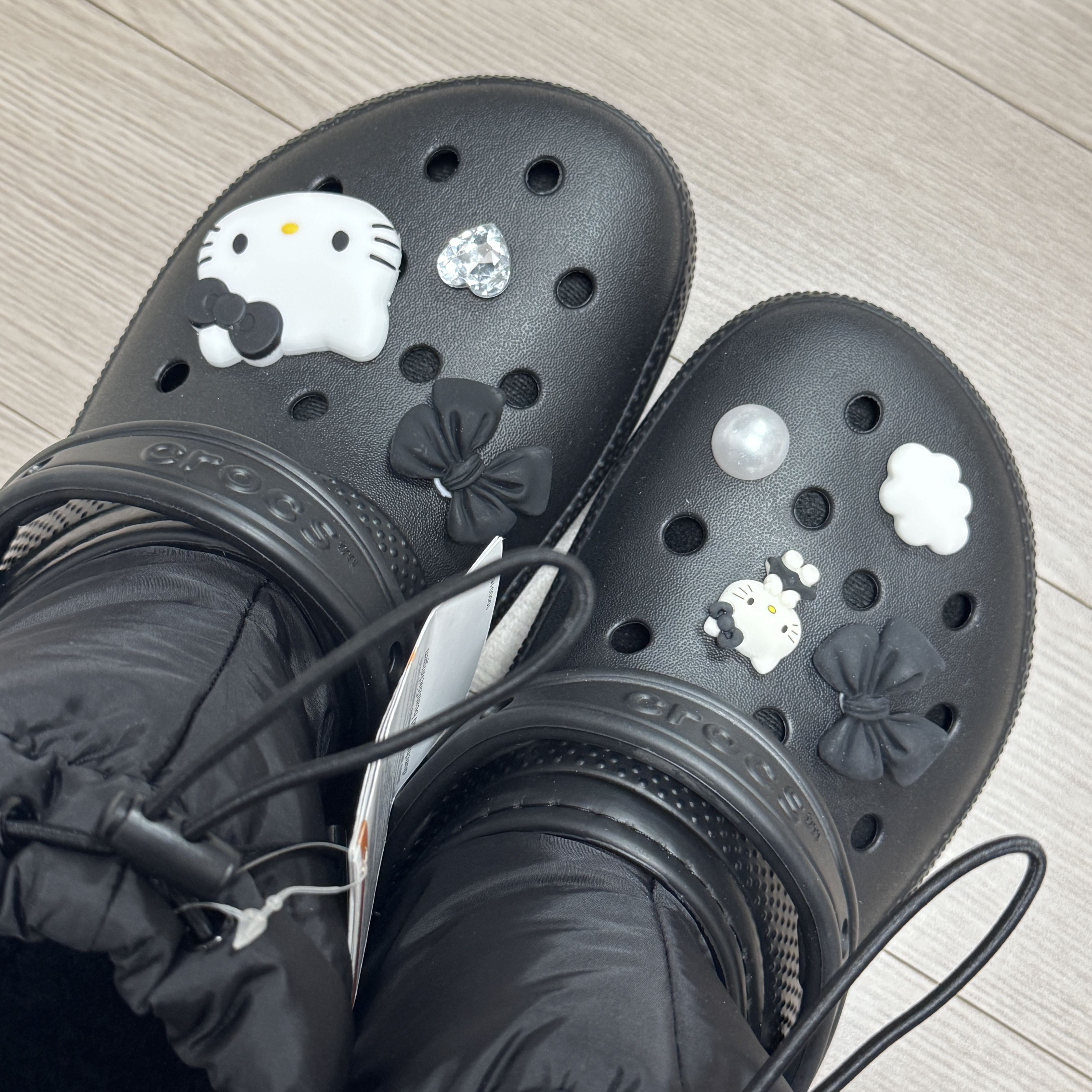 Crocs Classic Lined Neo Puff Boot Black 착용 스타일 - 1