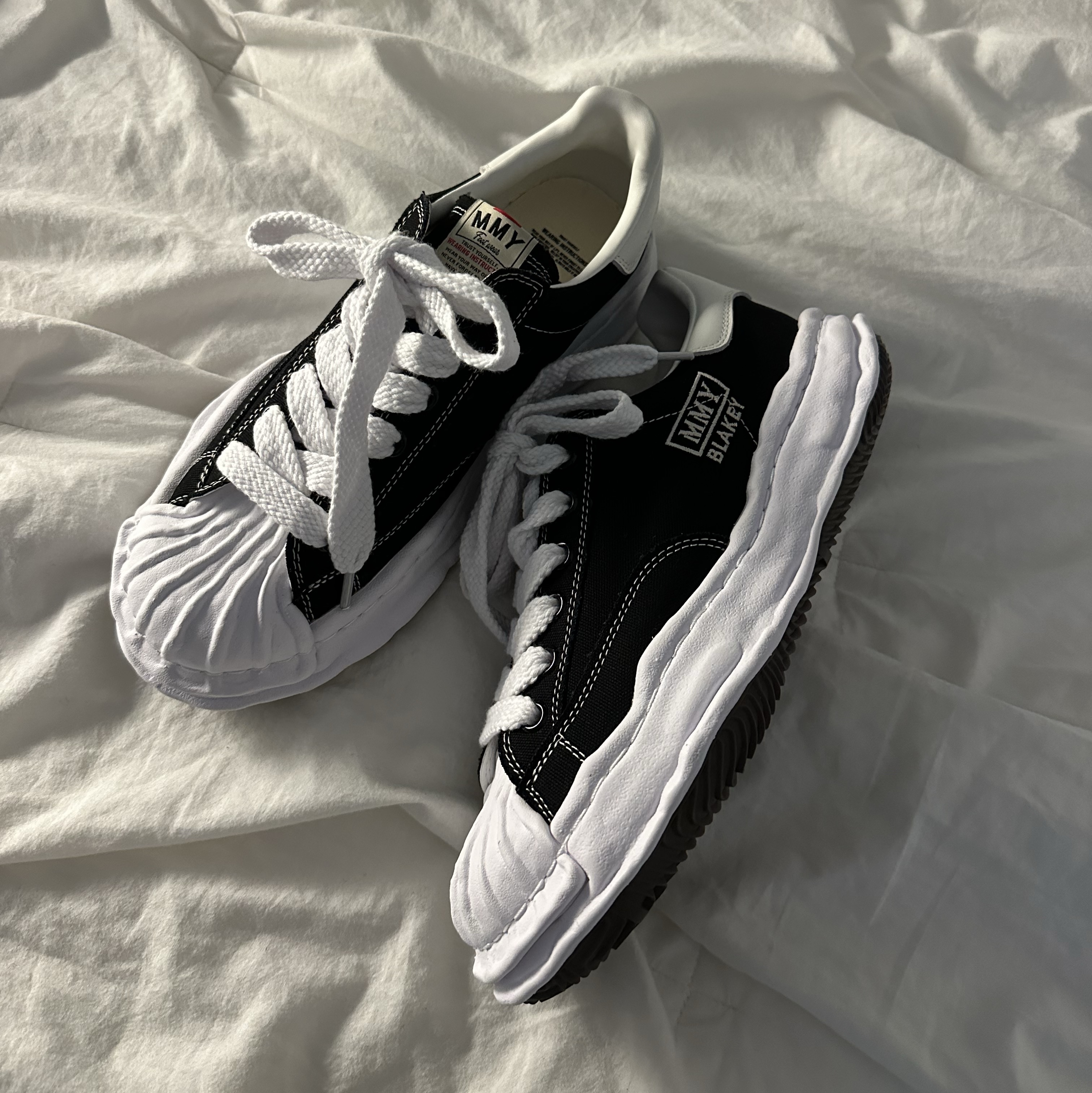 Maison Mihara Yasuhiro Blakey OG Sole Canvas Low-top Sneakers Black White 착용 스타일 - 2