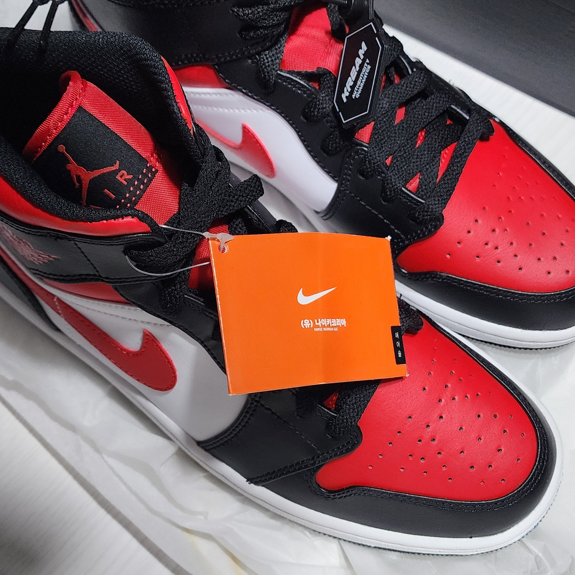 Jordan 1 Mid Black Fire Red 착용 스타일