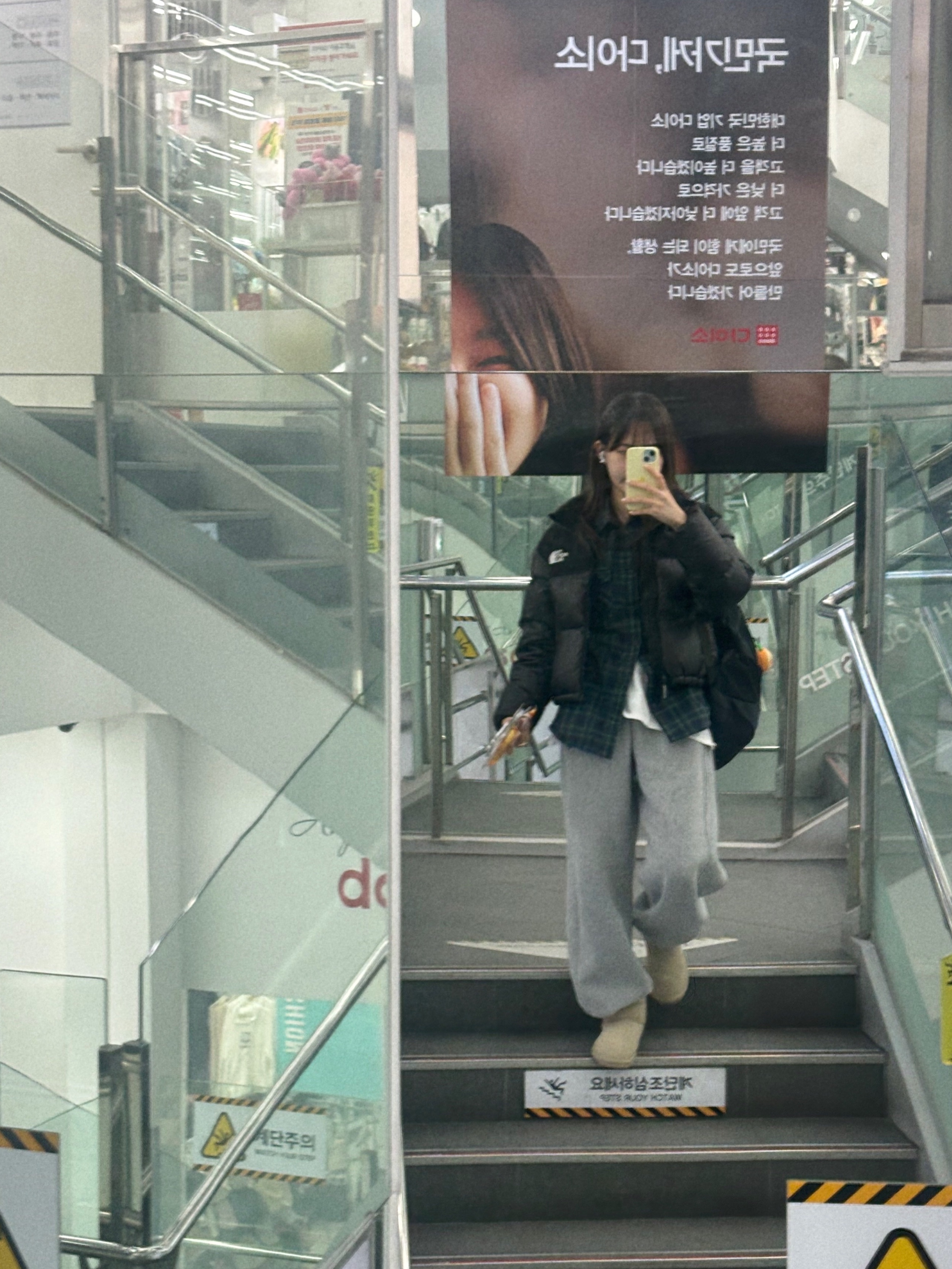 Mischief Buckle Flap Backpack Black 착용 스타일 - 1