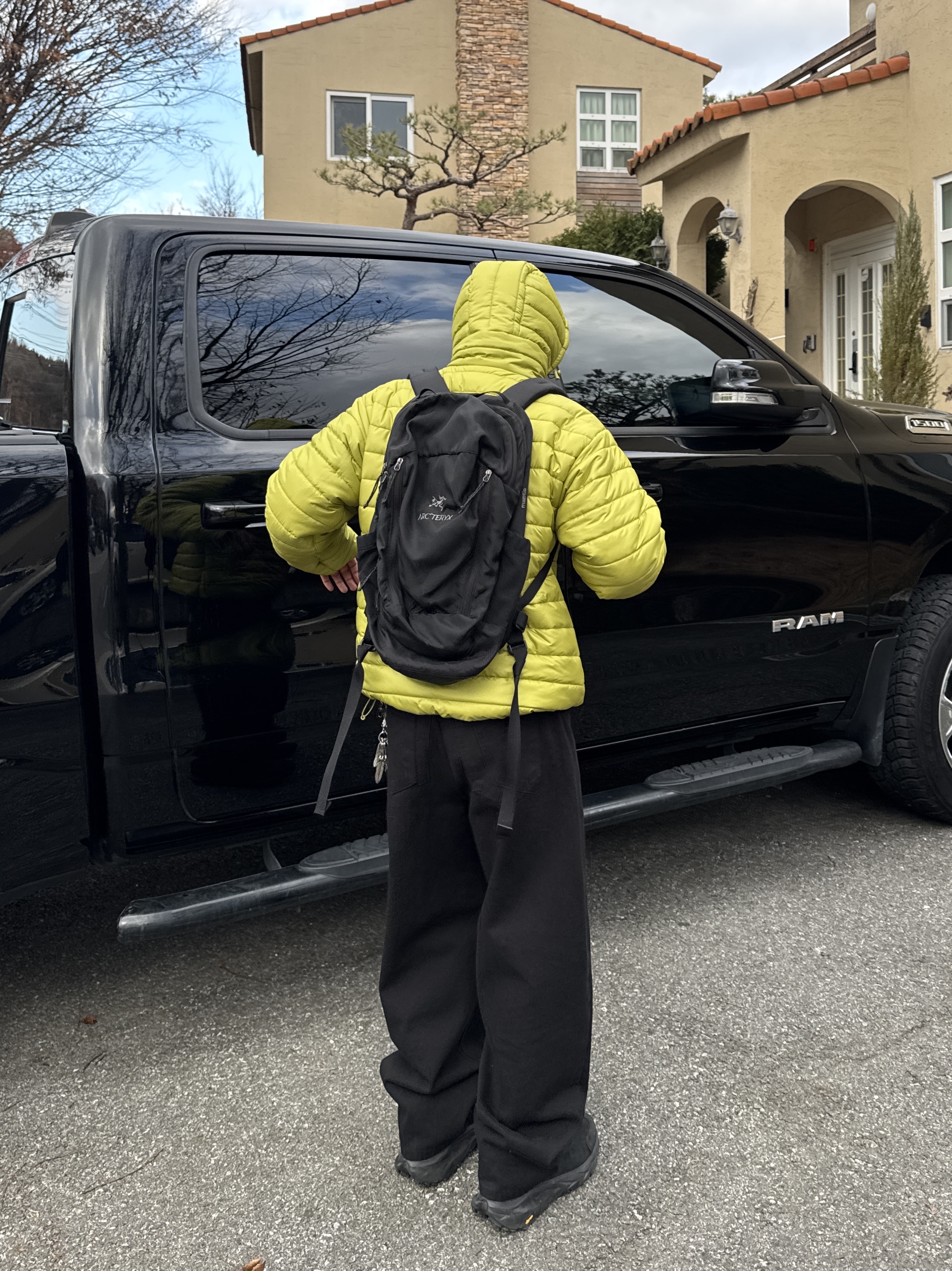 Hoka Kaha 2 Gore-Tex Black, Arc'teryx Heliad 15 Backpack Black 착용 스타일 - 1