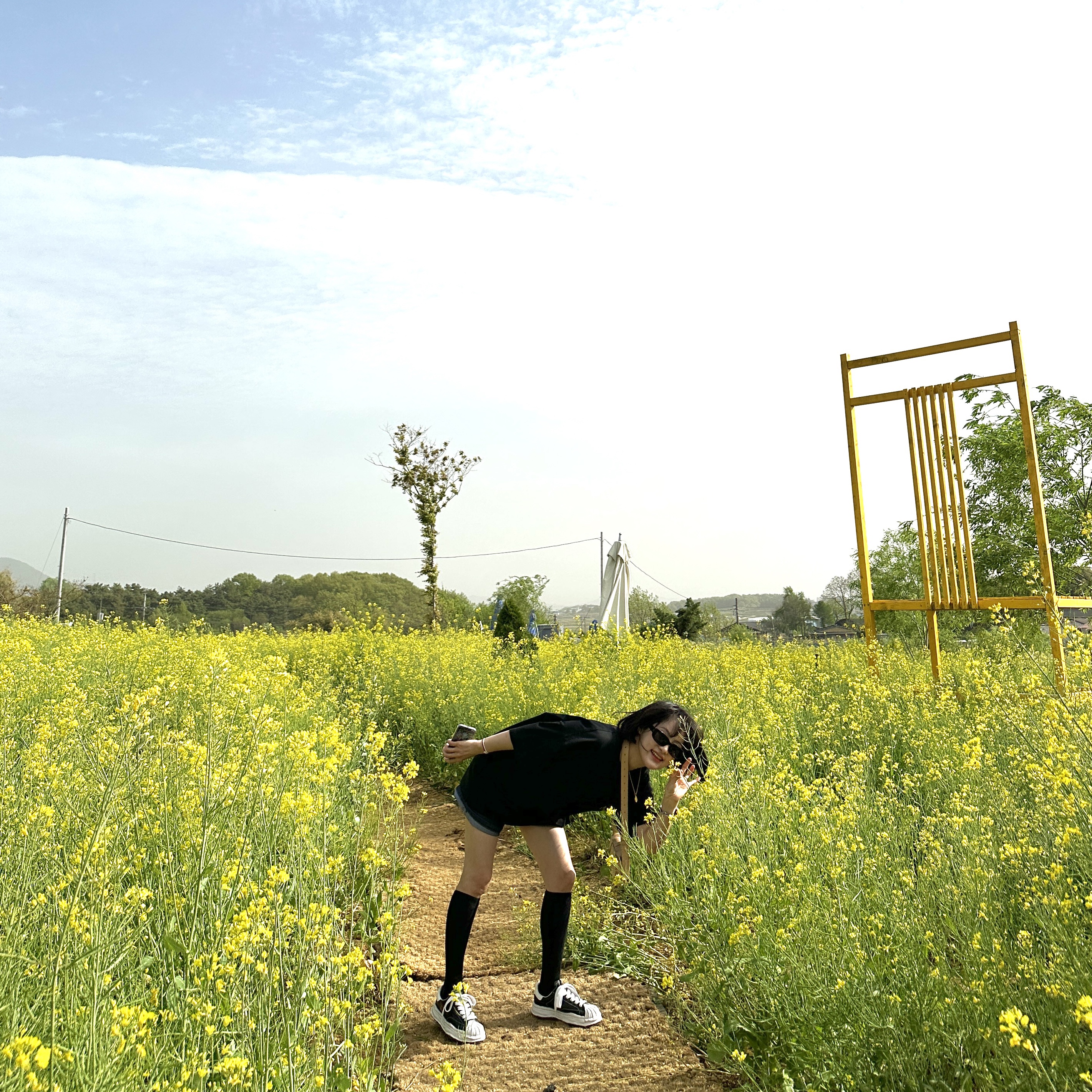 Wooyoungmi Multi Flower T-Shirt White - 22SS, Wooyoungmi Feather Back Logo T-Shirt Black - 23SS 착용 스타일 - 3
