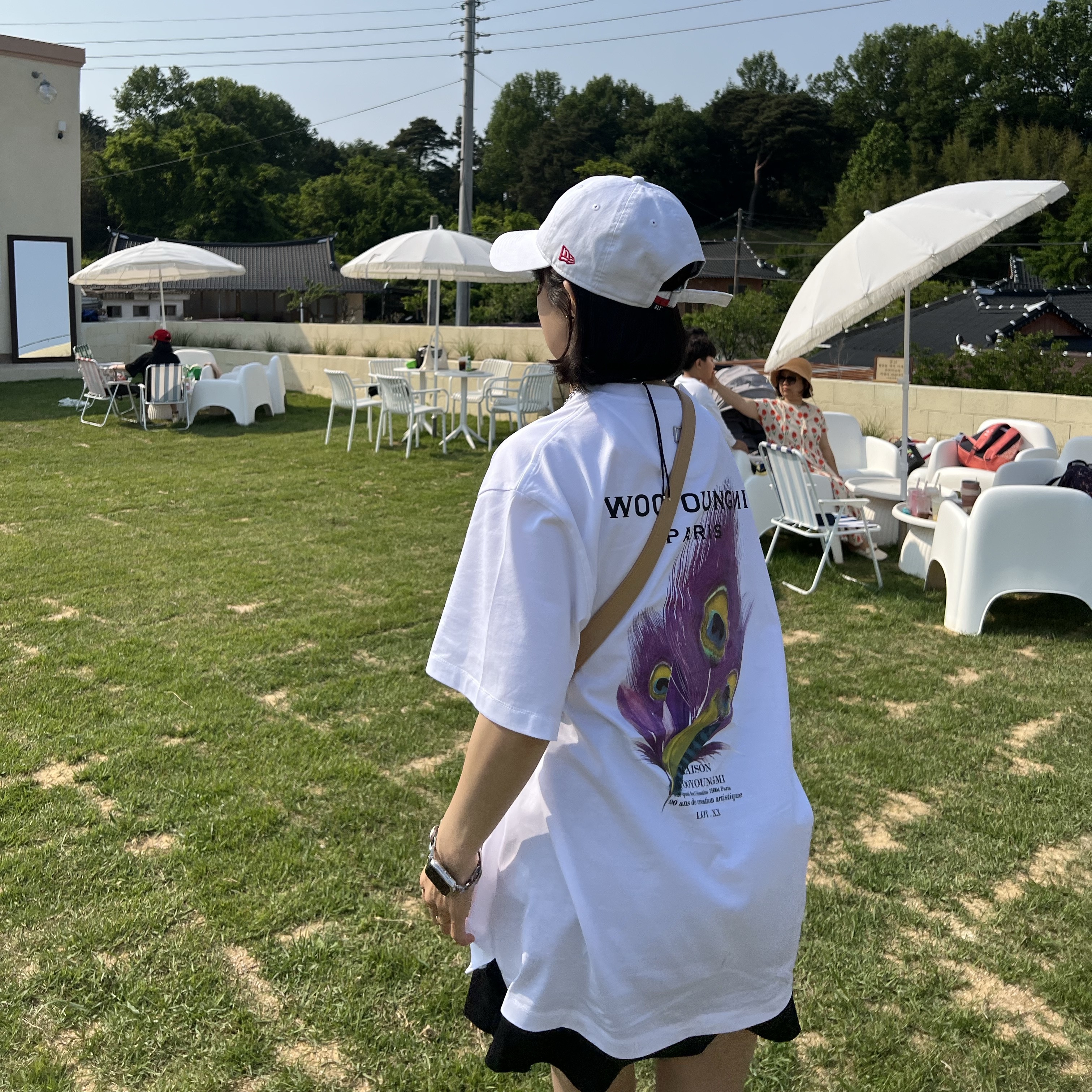 Wooyoungmi Multi Flower T-Shirt White - 22SS, Wooyoungmi Feather Back Logo T-Shirt Black - 23SS 착용 스타일 - 4