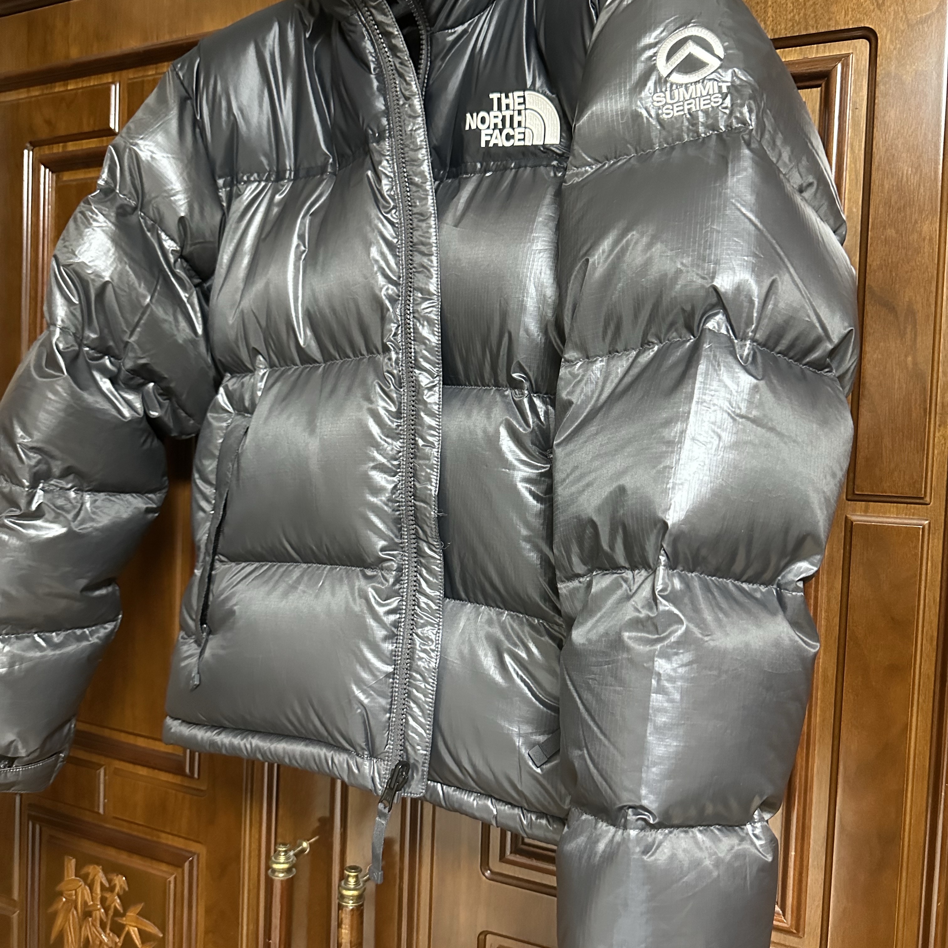 The North Face Quantum Nuptse RDS Down Jacket Silver Gray 착용 스타일