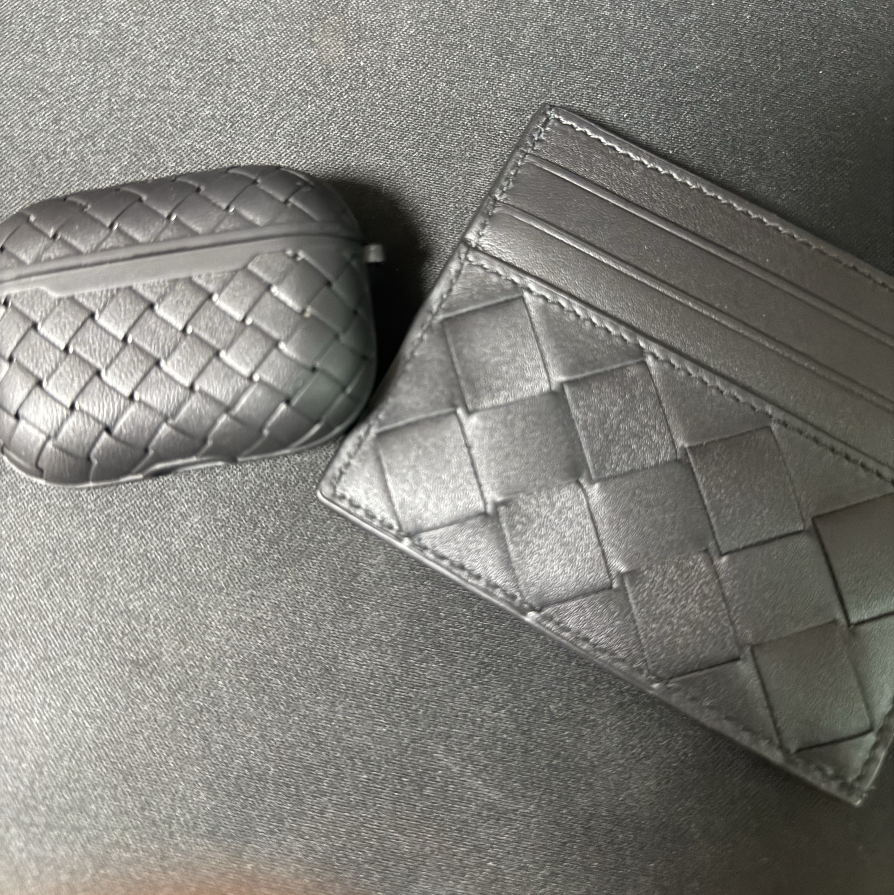 Bottega Veneta Card Case Black 착용 스타일