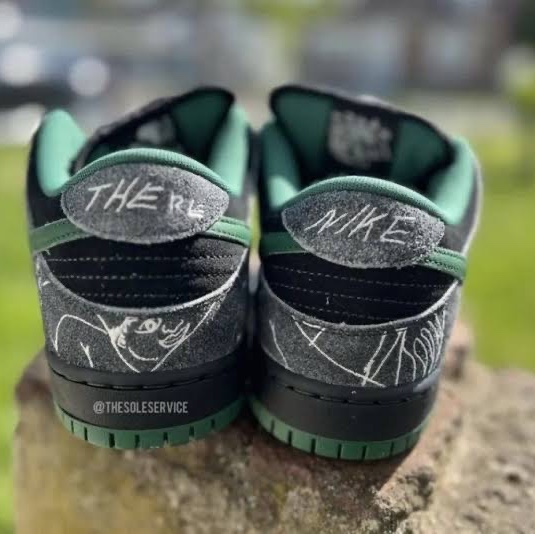 Nike x There SB Dunk Low Pro Anthracite and Gorge Green 착용 스타일 - 2