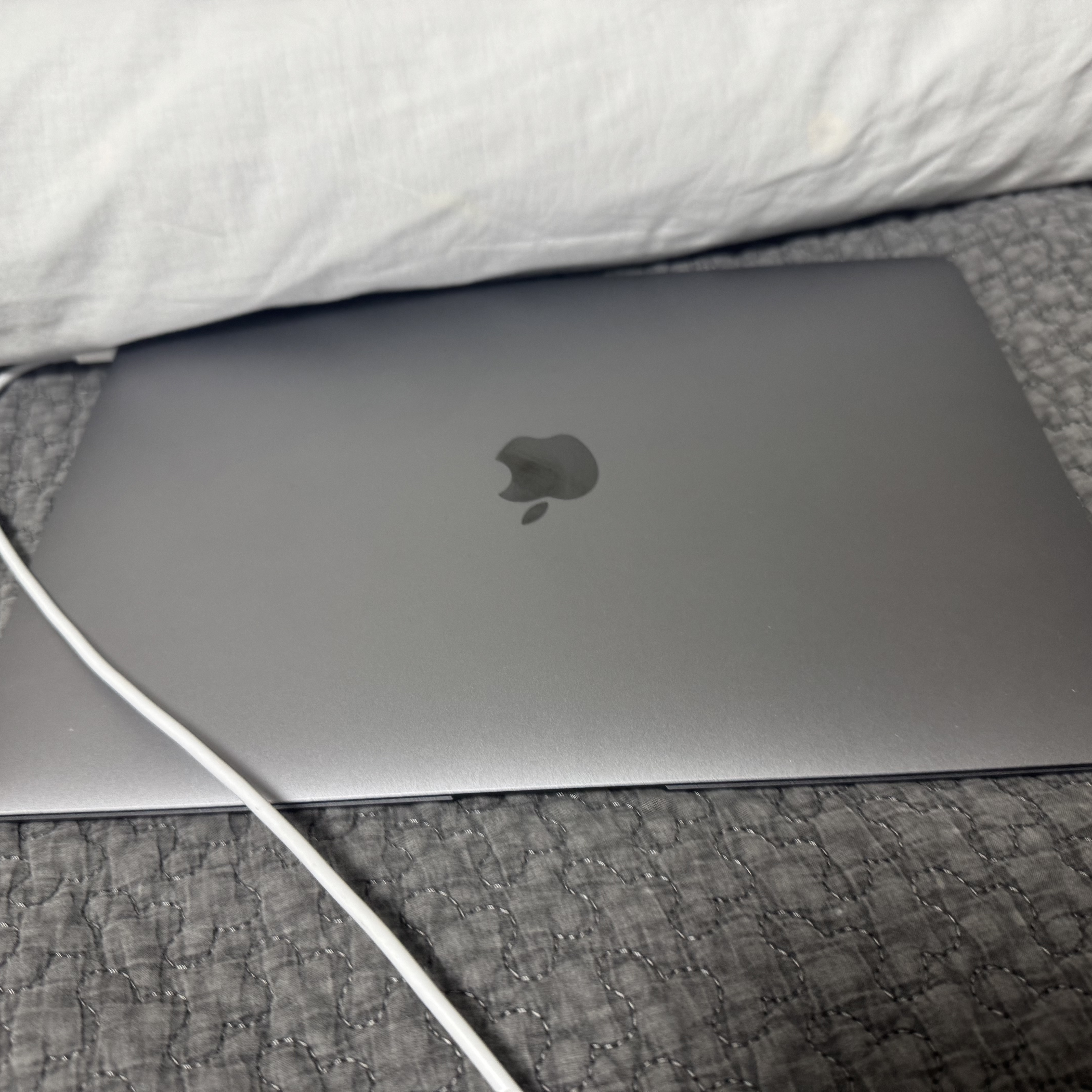 Apple 2020 MacBook Air 13 M1 256GB SSD / 8GB RAM Space Gray (Korean Ver.) 착용 스타일
