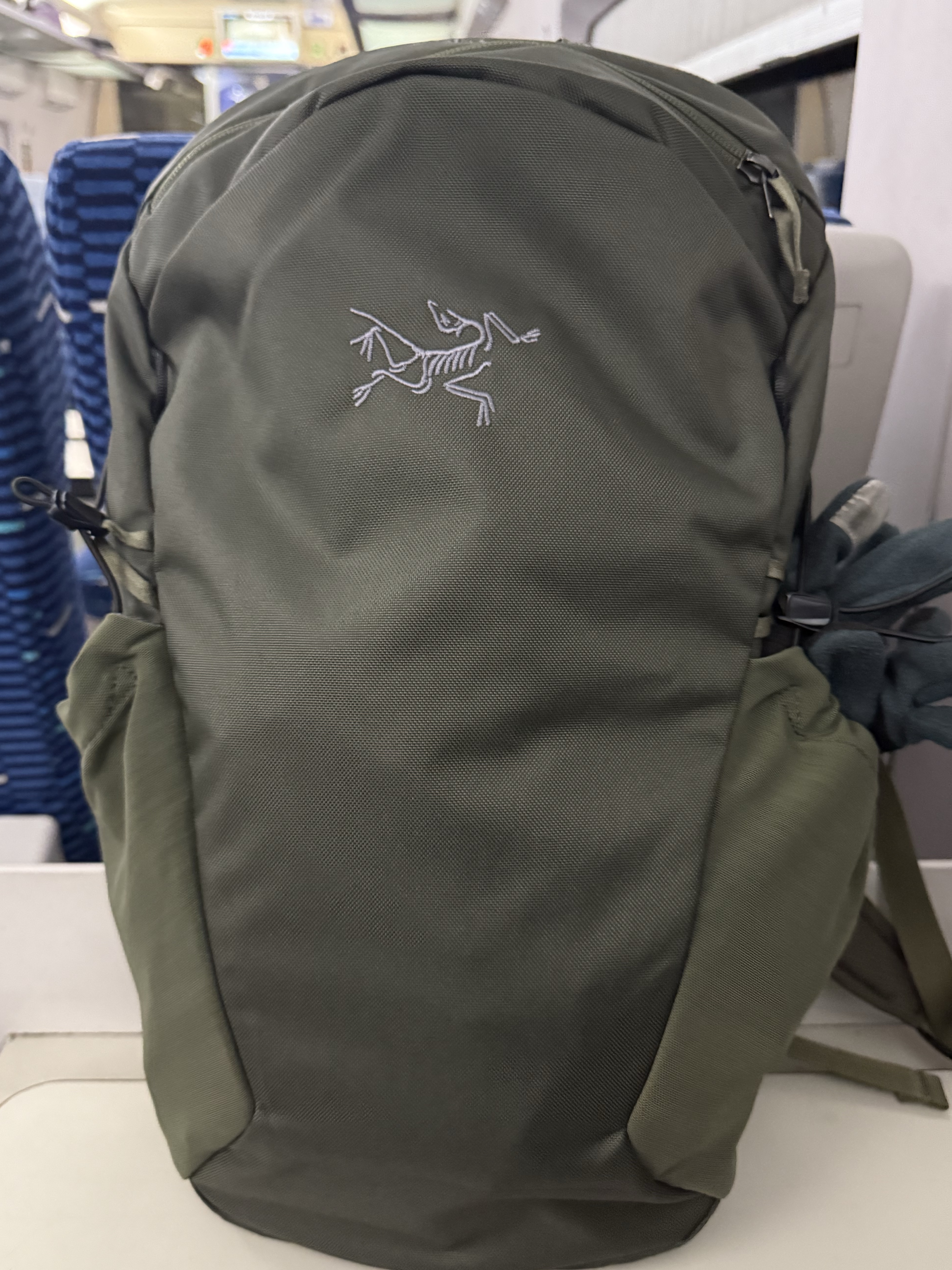 Arc'teryx Mantis 16 Backpack Tatsu 착용 스타일
