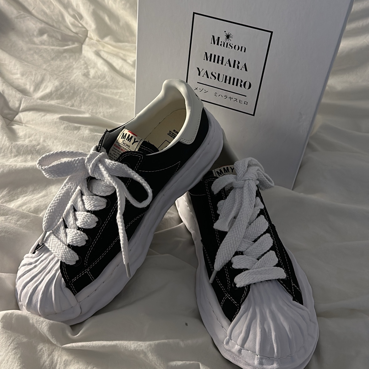 Maison Mihara Yasuhiro Blakey OG Sole Canvas Low-top Sneakers Black White 착용 스타일 - 1