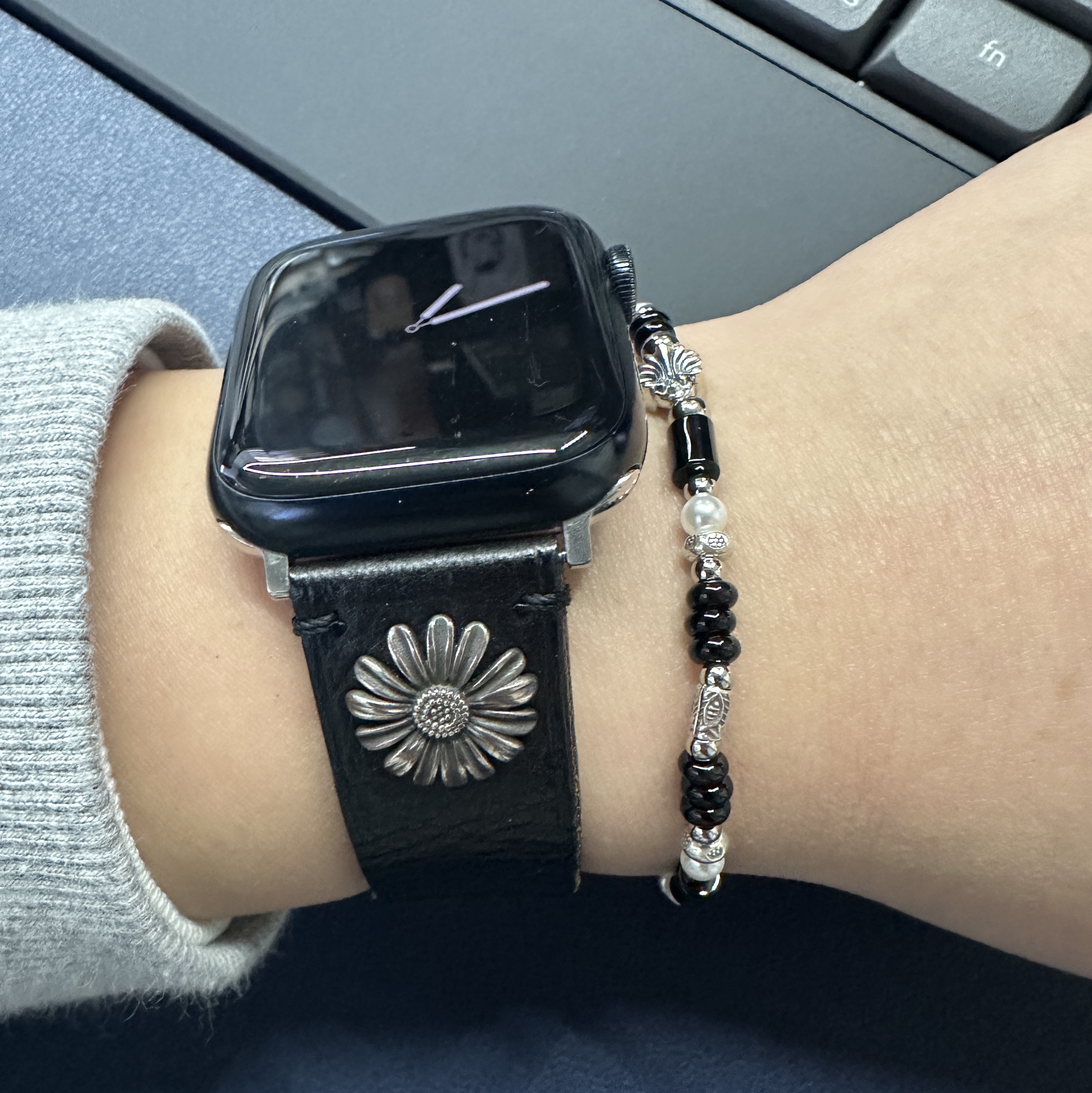 [KREAM 단독] Scudo Shell Black Pearl Beads Bracelet 착용 스타일